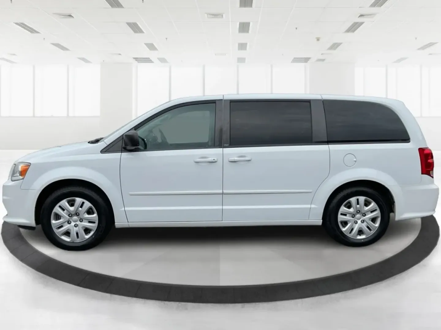 2014 Dodge Grand Caravan SE (2C4RDGBG7ER) with an 3.6L V-6 DOHC engine, located at 880 E. National Road, Vandalia, OH, 45377, (937) 908-9800, 39.891918, -84.183594 - Are you ready to elevate your family's adventures? Look no further than the 2014 Dodge Grand Caravan SE, an exceptional passenger van that perfectly balances comfort, convenience, and capability for growing families or those needing spacious transportation. Whether you're planning weekend getaways, - Photo#5