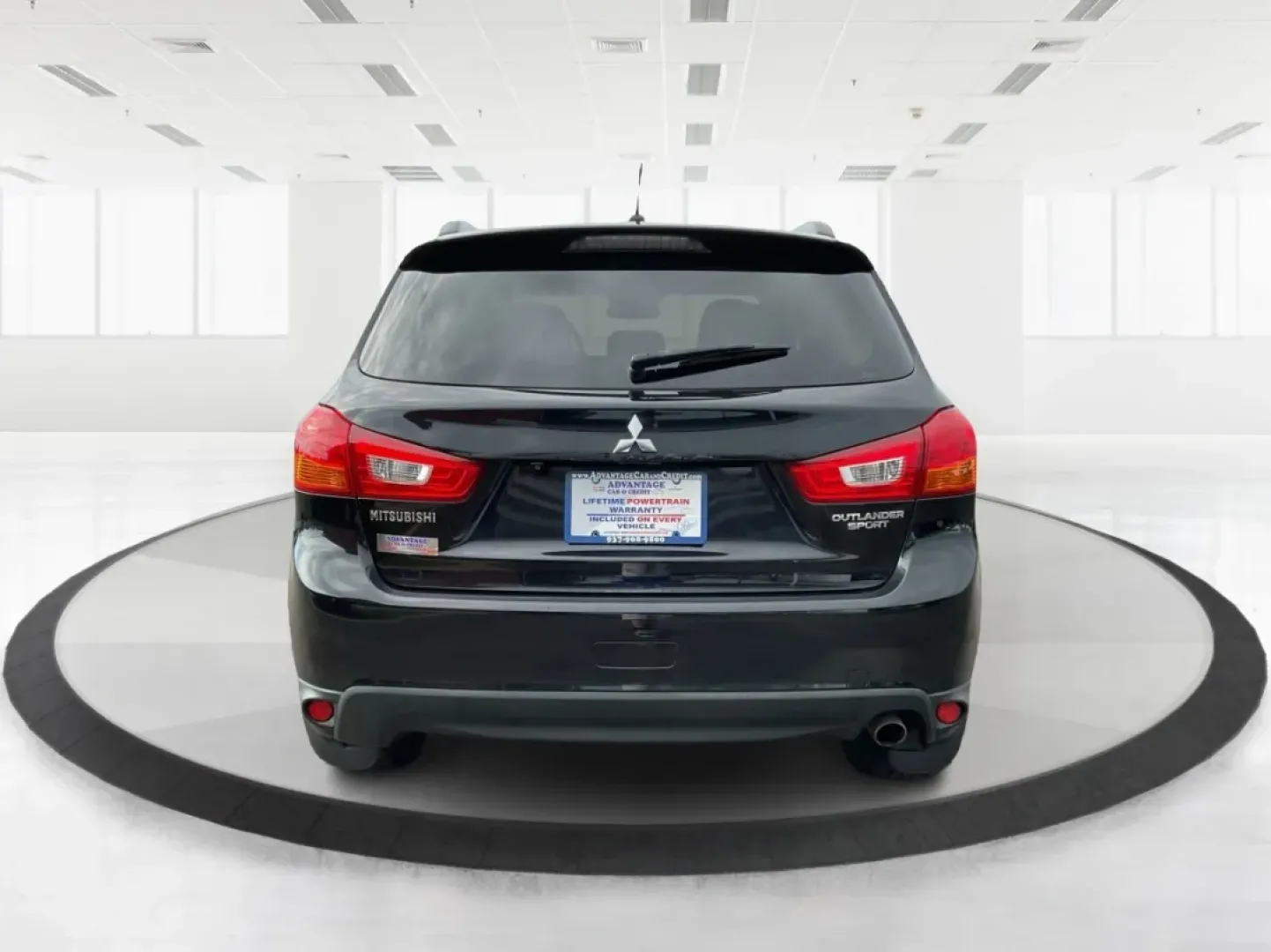 2013 Mitsubishi Outlander SE (4A4AR4AU8DE) with an 2L I-4 DOHC engine, located at 880 E. National Road, Vandalia, OH, 45377, (937) 908-9800, 39.891918, -84.183594 - **Discover the Ideal Adventure Companion: 2013 Mitsubishi Outlander SE at Advantage Car and Credit - Vandalia**<br /> <br /> Are you ready for your next family road trip or weekend adventure? The 2013 Mitsubishi Outlander SE is the perfect SUV for those who crave flexibility and comfort without sacr - Photo#3