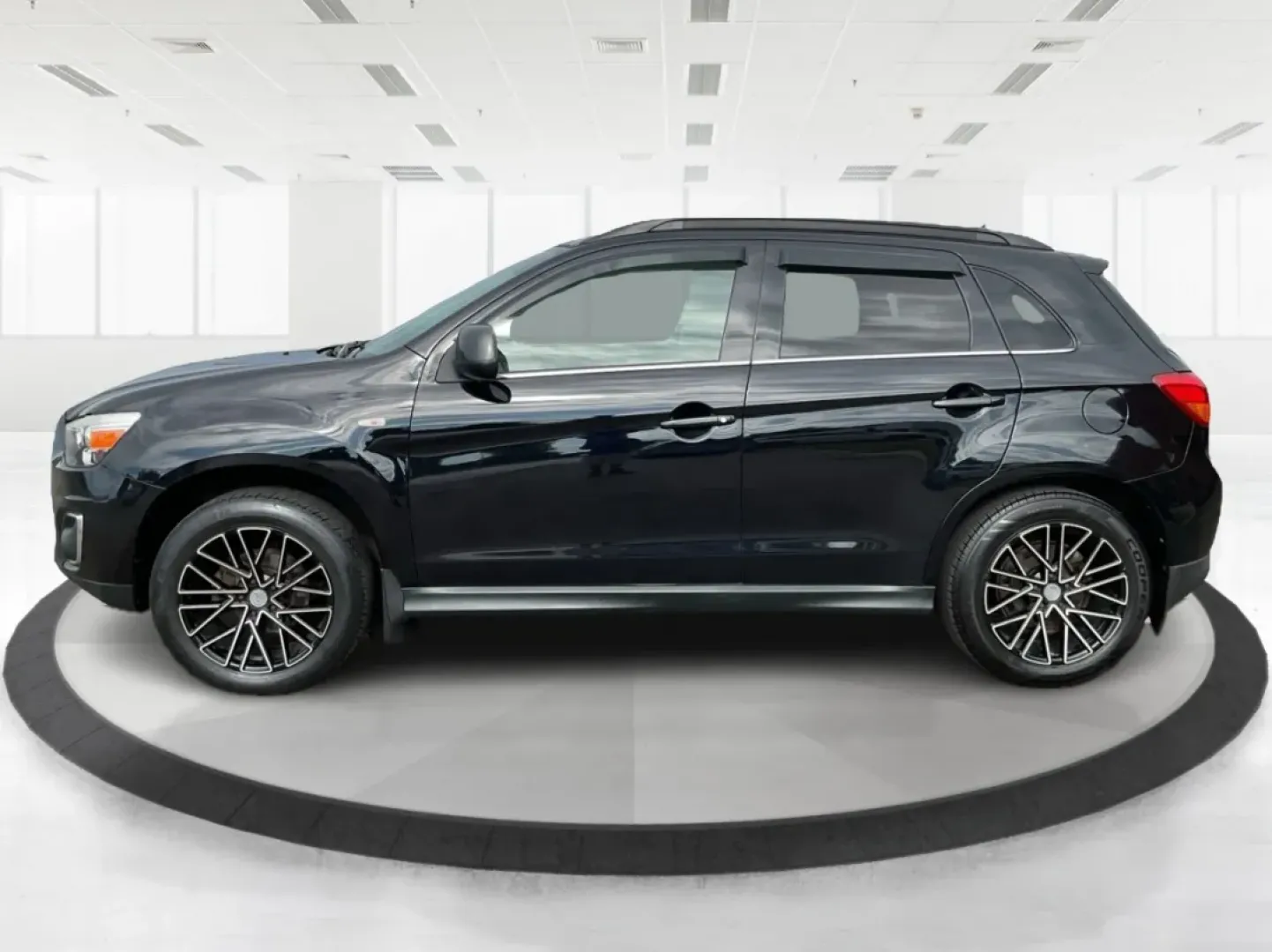 2013 Mitsubishi Outlander SE (4A4AR4AU8DE) with an 2L I-4 DOHC engine, located at 880 E. National Road, Vandalia, OH, 45377, (937) 908-9800, 39.891918, -84.183594 - **Discover the Ideal Adventure Companion: 2013 Mitsubishi Outlander SE at Advantage Car and Credit - Vandalia**<br /> <br /> Are you ready for your next family road trip or weekend adventure? The 2013 Mitsubishi Outlander SE is the perfect SUV for those who crave flexibility and comfort without sacr - Photo#5