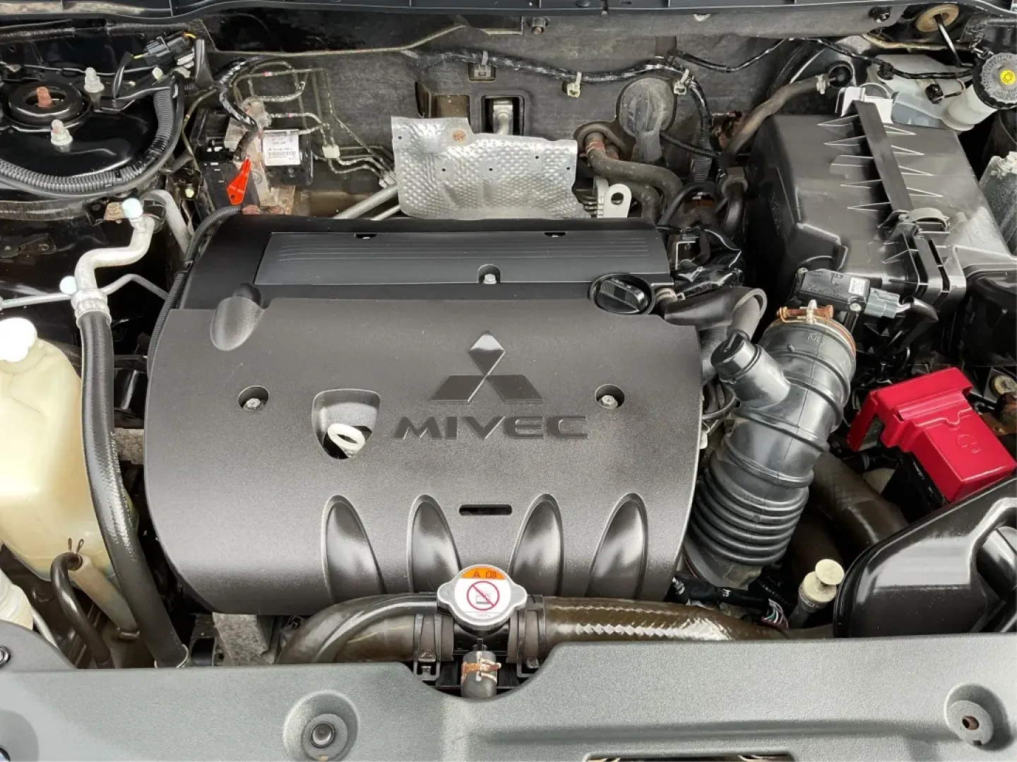 2013 Mitsubishi Outlander SE (4A4AR4AU8DE) with an 2L I-4 DOHC engine, located at 880 E. National Road, Vandalia, OH, 45377, (937) 908-9800, 39.891918, -84.183594 - **Discover the Ideal Adventure Companion: 2013 Mitsubishi Outlander SE at Advantage Car and Credit - Vandalia**<br /> <br /> Are you ready for your next family road trip or weekend adventure? The 2013 Mitsubishi Outlander SE is the perfect SUV for those who crave flexibility and comfort without sacr - Photo#11