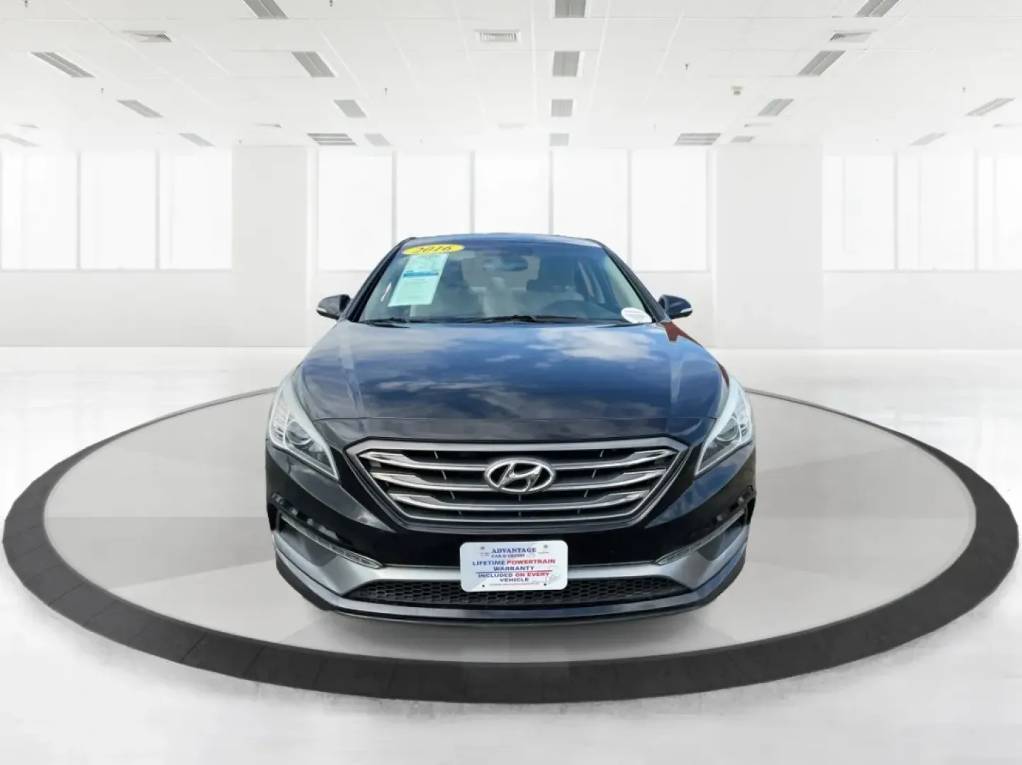 2016 Hyundai Sonata Sport (5NPE34AF2GH) with an 2.4L L4 DOHC 16V engine, 6-Speed Automatic transmission, located at 401 Woodman Dr, Riverside, OH, 45431, (937) 908-9800, 39.760899, -84.123421 - ### Unlock Your Journey with the 2016 Hyundai Sonata Sport at Advantage Car and Credit - Fairborn<br /> <br /> Are you in the market for a vehicle that can effortlessly transition from daily commutes to weekend getaways? Look no further than the 2016 Hyundai Sonata Sport, available now at Advantage - Photo#7