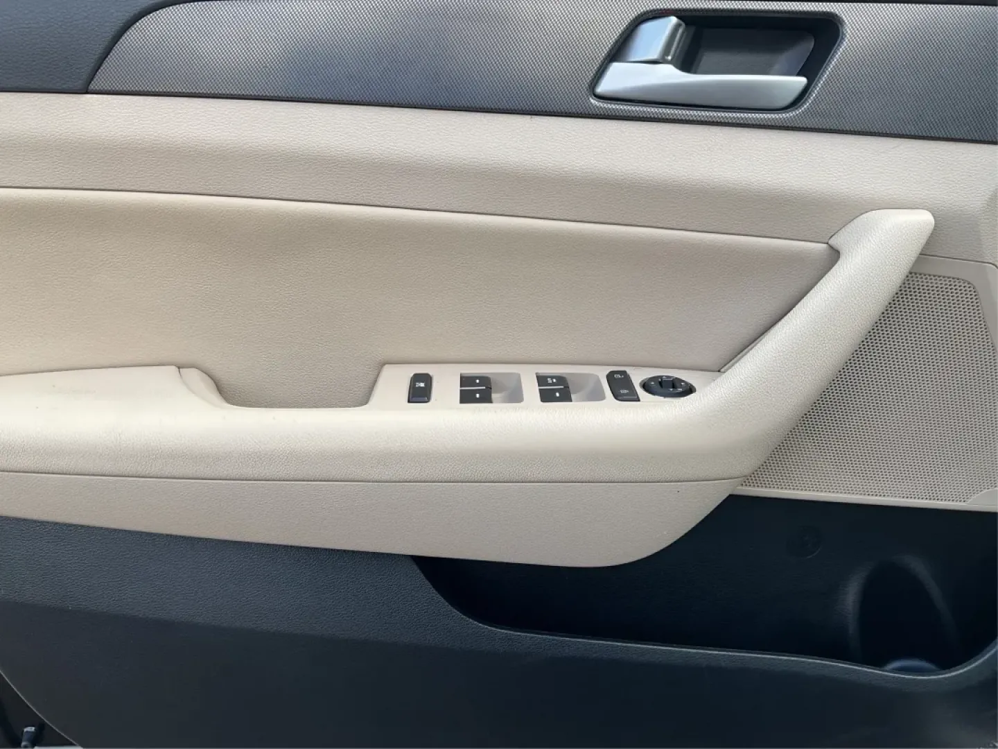 2016 Hyundai Sonata Sport (5NPE34AF2GH) with an 2.4L L4 DOHC 16V engine, 6-Speed Automatic transmission, located at 401 Woodman Dr, Riverside, OH, 45431, (937) 908-9800, 39.760899, -84.123421 - ### Unlock Your Journey with the 2016 Hyundai Sonata Sport at Advantage Car and Credit - Fairborn<br /> <br /> Are you in the market for a vehicle that can effortlessly transition from daily commutes to weekend getaways? Look no further than the 2016 Hyundai Sonata Sport, available now at Advantage - Photo#18