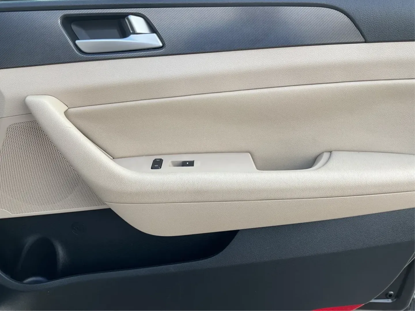 2016 Hyundai Sonata Sport (5NPE34AF2GH) with an 2.4L L4 DOHC 16V engine, 6-Speed Automatic transmission, located at 401 Woodman Dr, Riverside, OH, 45431, (937) 908-9800, 39.760899, -84.123421 - ### Unlock Your Journey with the 2016 Hyundai Sonata Sport at Advantage Car and Credit - Fairborn<br /> <br /> Are you in the market for a vehicle that can effortlessly transition from daily commutes to weekend getaways? Look no further than the 2016 Hyundai Sonata Sport, available now at Advantage - Photo#19