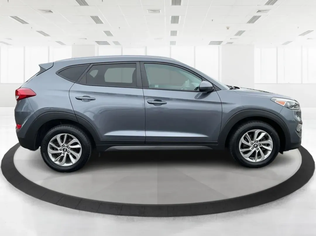 2016 Hyundai Tucson SE (KM8J3CA43GU) with an Nu 2L I-4 gasoline direct injection engine, located at 1230 East Main St, Xenia, OH, 45385, (937) 908-9800, 39.688026, -83.910172 - **Elevate Your Daily Drive with the 2016 Hyundai Tucson SE Perfect for Your Active Lifestyle!**<br /> <br /> Are you in search of a reliable vehicle that fits your busy lifestyle? The 2016 Hyundai Tucson SE, available now at Advantage Car and Credit in Piqua, OH, is the ultimate SUV for those on th - Photo#1