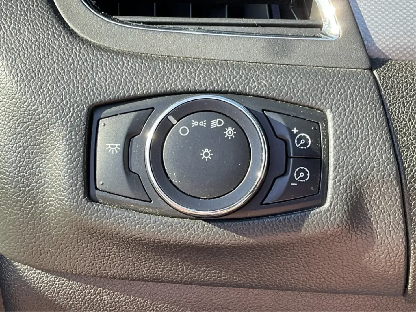 2011 Ford Edge SEL (2FMDK4JC9BB) with an 3.5L V-6 DOHC engine, located at 4508 South Dixie Dr, Moraine, OH, 45439, (937) 908-9800, 39.689976, -84.218452 - **Adventure Awaits with the 2011 Ford Edge SEL Perfect for Family Road Trips and Daily Commuting!**<br /> <br /> Are you ready to elevate your driving experience with a perfect blend of style, comfort, and capability? Look no further than this stunning 2011 Ford Edge SEL, ideal for families seeking - Photo#17