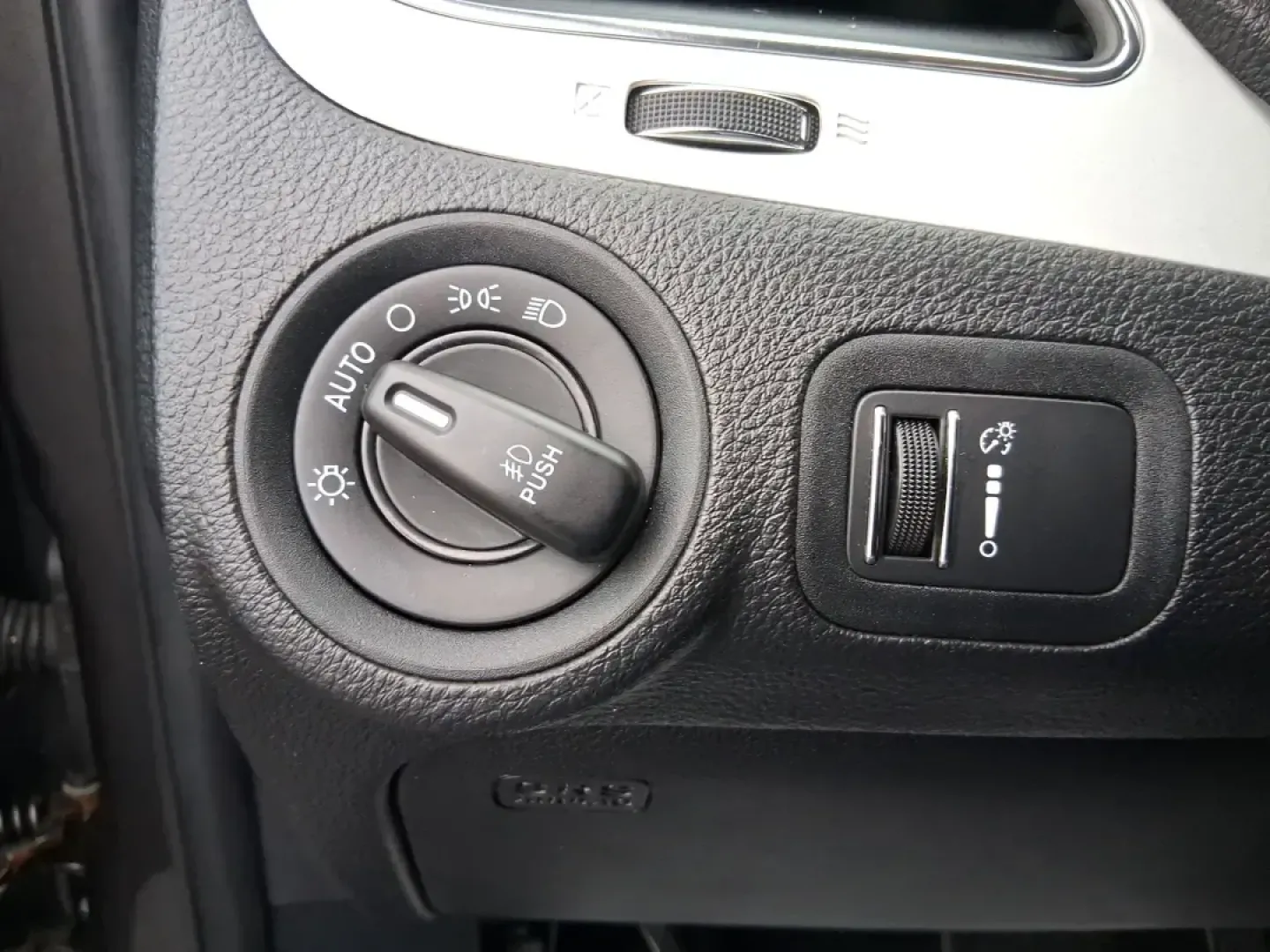 2019 Dodge Journey SE (3C4PDCBB0KT) with an 2.4L L6 DOHC 16V engine, 4A transmission, located at 1230 East Main St, Xenia, OH, 45385, (937) 908-9800, 39.688026, -83.910172 - ### Discover Your Next Adventure with the 2019 Dodge Journey SE Perfect for Growing Families!<br /> <br /> Are you looking for a reliable and spacious SUV that can accommodate your family's needs and adventures? Look no further than this 2019 Dodge Journey SE, now available at Advantage Car and Cre - Photo#17