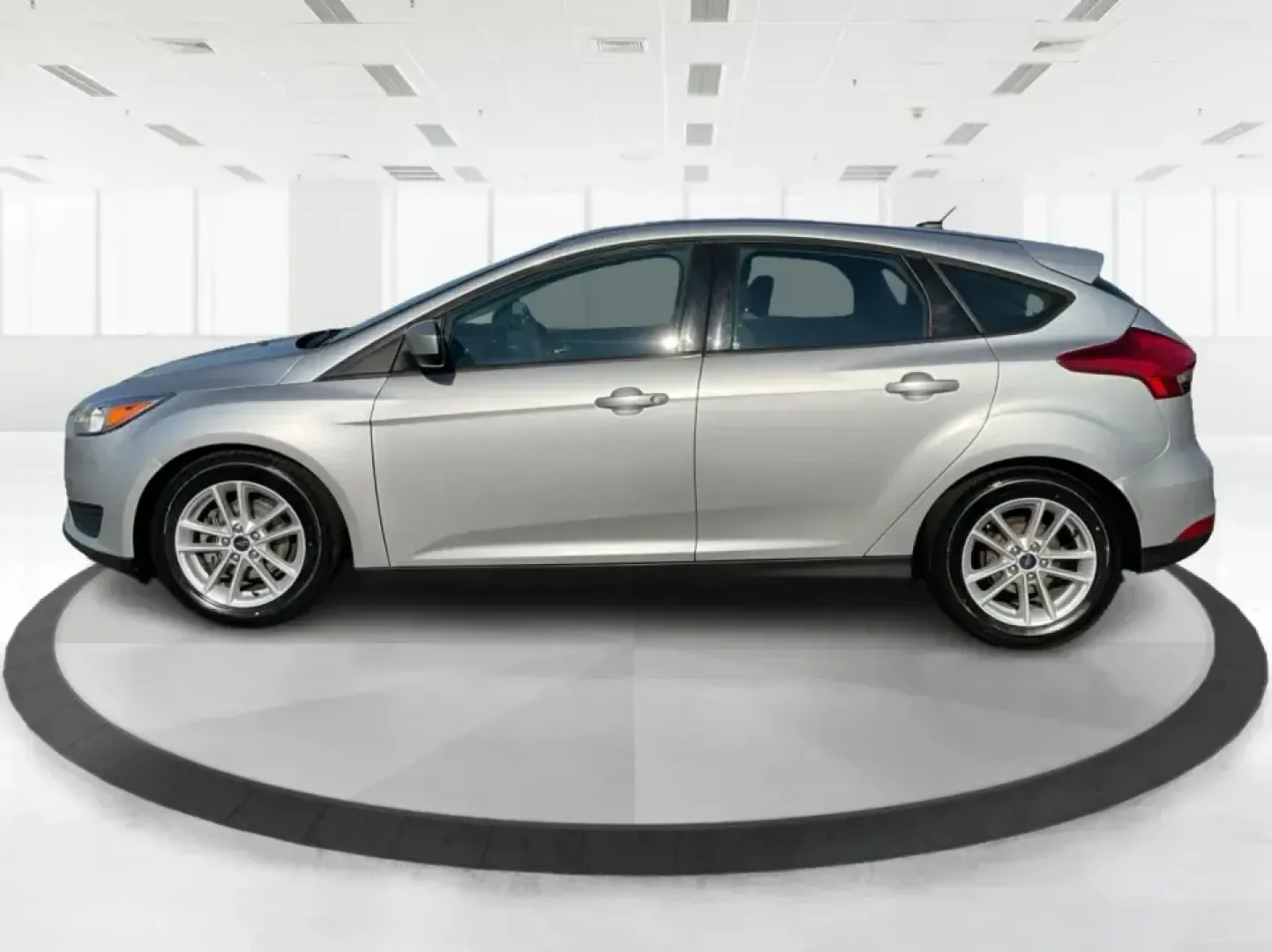 2018 Ford Focus SE (1FADP3K23JL) with an 2L I-4 gasoline direct injection engine, Automatic transmission, located at 1184 Kauffman Ave, Fairborn, OH, 45324, (937) 908-9800, 39.807072, -84.030914 - Pack the gear, load the kids' backpacks, or just make your weekday commute feel easier-this 2018 Ford Focus SE Hatchback is the kind of practical, city-friendly ride that fits real life in Moraine. With its hatchback versatility, efficient size for tight parking, and everyday comfort features, it's- Photo#5