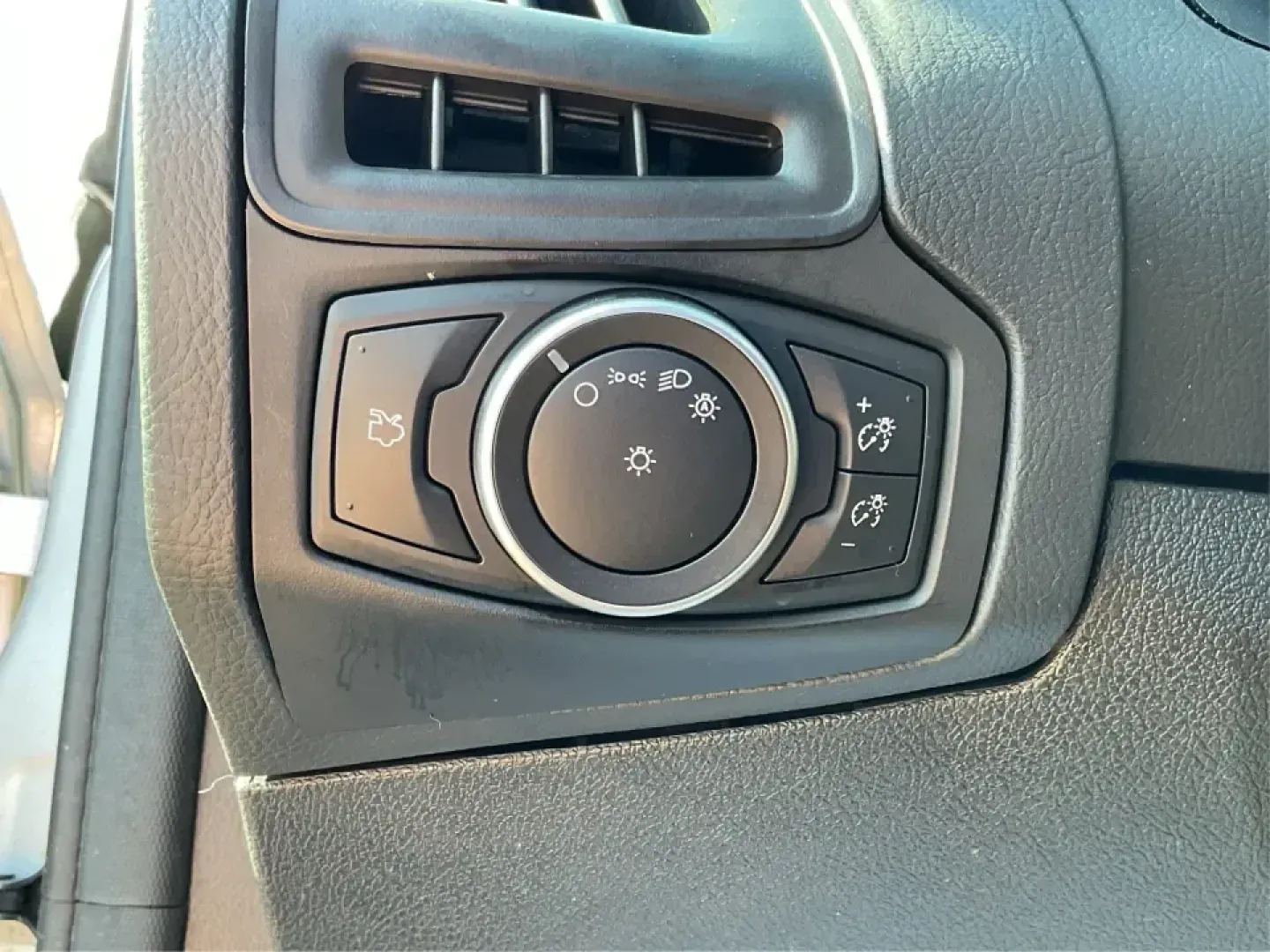2018 Ford Focus SE (1FADP3K23JL) with an 2L I-4 gasoline direct injection engine, Automatic transmission, located at 1184 Kauffman Ave, Fairborn, OH, 45324, (937) 908-9800, 39.807072, -84.030914 - Pack the gear, load the kids' backpacks, or just make your weekday commute feel easier-this 2018 Ford Focus SE Hatchback is the kind of practical, city-friendly ride that fits real life in Moraine. With its hatchback versatility, efficient size for tight parking, and everyday comfort features, it's- Photo#17