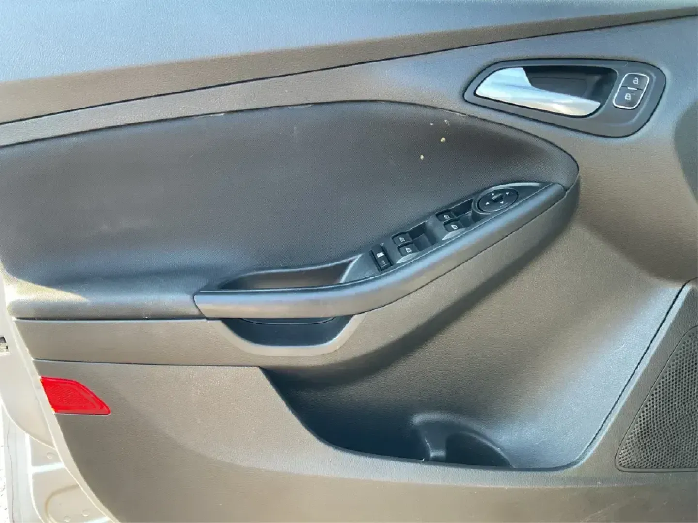 2018 Ford Focus SE (1FADP3K23JL) with an 2L I-4 gasoline direct injection engine, Automatic transmission, located at 1184 Kauffman Ave, Fairborn, OH, 45324, (937) 908-9800, 39.807072, -84.030914 - Pack the gear, load the kids' backpacks, or just make your weekday commute feel easier-this 2018 Ford Focus SE Hatchback is the kind of practical, city-friendly ride that fits real life in Moraine. With its hatchback versatility, efficient size for tight parking, and everyday comfort features, it's- Photo#18