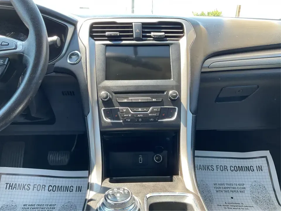 2018 Ford Fusion SE (3FA6P0HD3JR) with an 1.5L L4 DOHC 16V engine, 6A transmission, located at 1230 East Main St, Xenia, OH, 45385, (937) 908-9800, 39.688026, -83.910172 - Looking for a reliable sedan that combines style, comfort, and practicality? Look no further than the 2018 Ford Fusion SE, available now at Advantage Car and Credit in Vandalia, OH! Perfect for your daily commute, family outings, or even weekend adventures, this vehicle is designed to enhance your l - Photo#13