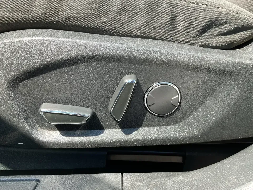 2018 Ford Fusion SE (3FA6P0HD3JR) with an 1.5L L4 DOHC 16V engine, 6A transmission, located at 1230 East Main St, Xenia, OH, 45385, (937) 908-9800, 39.688026, -83.910172 - Looking for a reliable sedan that combines style, comfort, and practicality? Look no further than the 2018 Ford Fusion SE, available now at Advantage Car and Credit in Vandalia, OH! Perfect for your daily commute, family outings, or even weekend adventures, this vehicle is designed to enhance your l - Photo#18