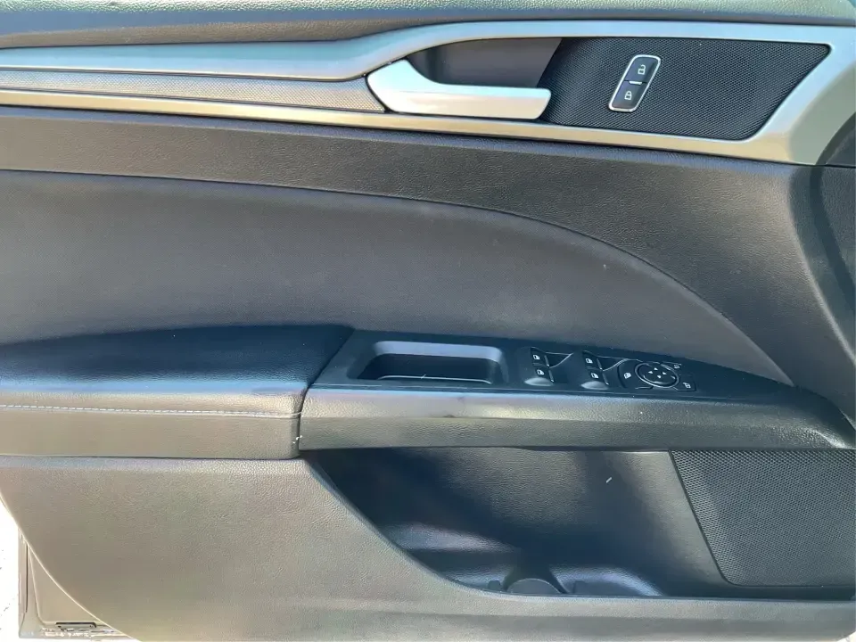 2018 Ford Fusion SE (3FA6P0HD3JR) with an 1.5L L4 DOHC 16V engine, 6A transmission, located at 8750 N County Rd 25A, Piqua, OH, 45356, (937) 908-9800, 40.164391, -84.232513 - Looking for a reliable sedan that combines style, comfort, and practicality? Look no further than the 2018 Ford Fusion SE, available now at Advantage Car and Credit in Vandalia, OH! Perfect for your daily commute, family outings, or even weekend adventures, this vehicle is designed to enhance your l - Photo#19