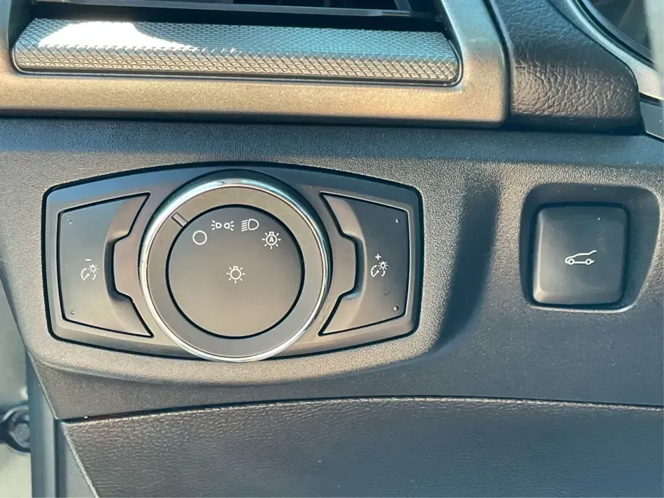 2018 Ford Fusion SE (3FA6P0HD3JR) with an 1.5L L4 DOHC 16V engine, 6A transmission, located at 1184 Kauffman Ave, Fairborn, OH, 45324, (937) 908-9800, 39.807072, -84.030914 - Looking for a reliable sedan that combines style, comfort, and practicality? Look no further than the 2018 Ford Fusion SE, available now at Advantage Car and Credit in Vandalia, OH! Perfect for your daily commute, family outings, or even weekend adventures, this vehicle is designed to enhance your l - Photo#17