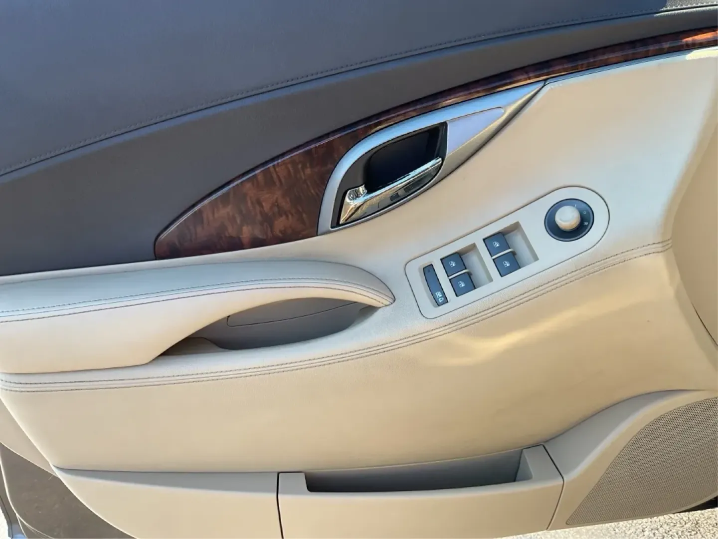 2010 Buick LaCrosse CXL (1G4GC5EG5AF) with an Ecotec 3L V-6 gasoline direct injection engine, located at 1184 Kauffman Ave, Fairborn, OH, 45324, (937) 908-9800, 39.807072, -84.030914 - **Experience Luxury and Comfort with the 2010 Buick LaCrosse CXL at Advantage Car and Credit - Fairborn!**<br /> <br /> Imagine gliding down the picturesque streets of Fairborn, OH, in a stylish sedan that combines luxury with practicality. Whether you're commuting to work, running errands around th - Photo#19