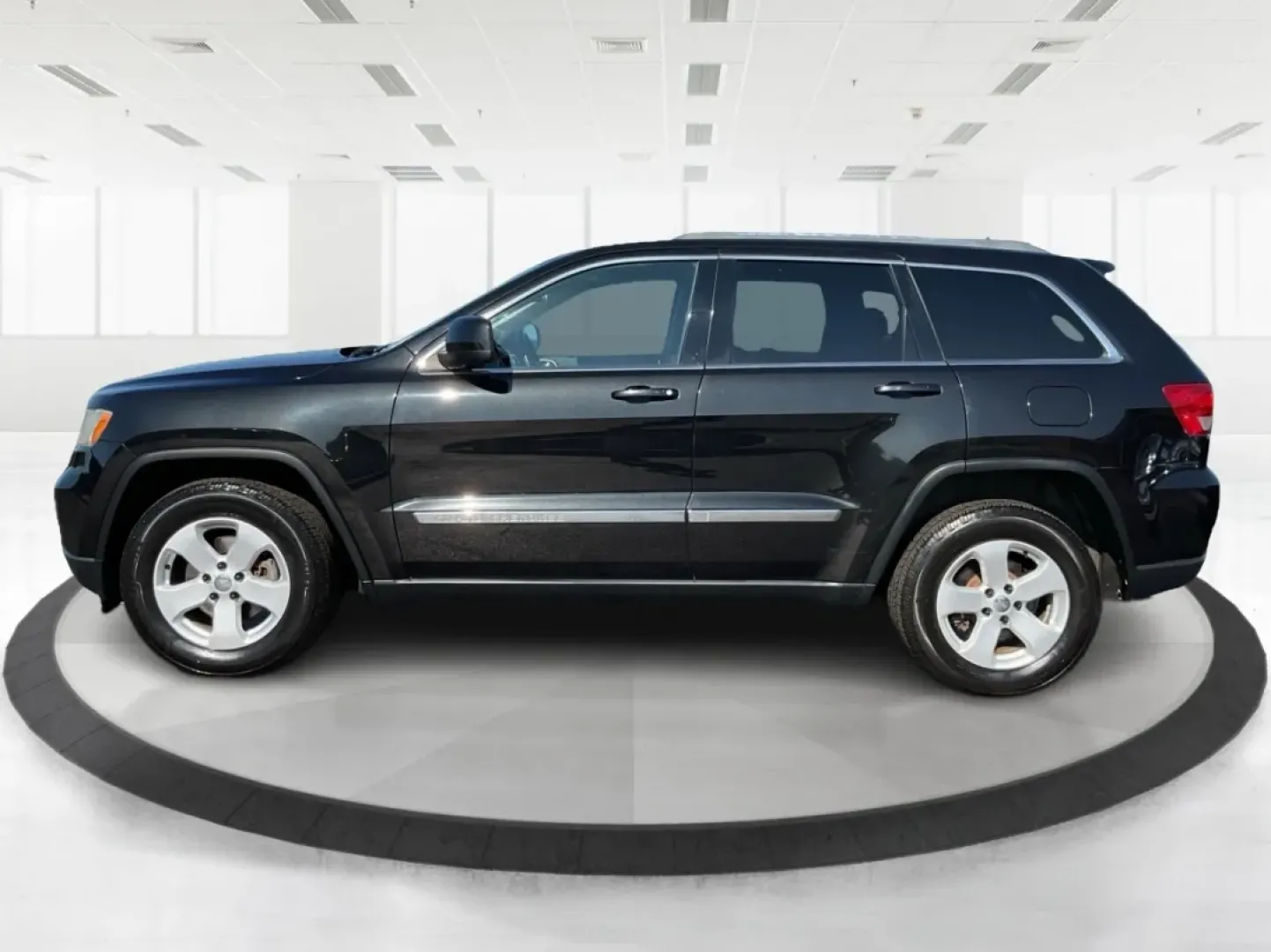 2012 Jeep Grand Cherokee Laredo (1C4RJFAG8CC) with an Other engine, located at 4508 South Dixie Dr, Moraine, OH, 45439, (937) 908-9800, 39.689976, -84.218452 - **Adventure Awaits with the 2012 Jeep Grand Cherokee Laredo Perfect for Your Next Journey!**<br /> <br /> Are you ready to upgrade your driving experience while embracing the adventurous lifestyle that comes with owning an SUV? The 2012 Jeep Grand Cherokee Laredo is the epitome of versatility, desi - Photo#5
