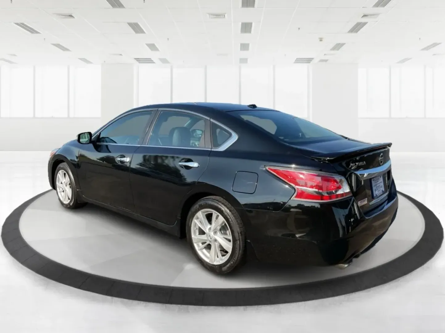 2015 Nissan Altima 2.5 SL (1N4AL3APXFC) with an 2.5L I-4 DOHC engine, located at 4508 South Dixie Dr, Moraine, OH, 45439, (937) 908-9800, 39.689976, -84.218452 - **Elevate Your Daily Drive with the 2015 Nissan Altima 2.5 SL Perfect for Every Journey!**<br /> <br /> Are you looking for a reliable sedan that effortlessly transitions from weekday commutes to weekend adventures? The 2015 Nissan Altima 2.5 SL is not just a vehicle; it's a lifestyle upgrade. Desi - Photo#4