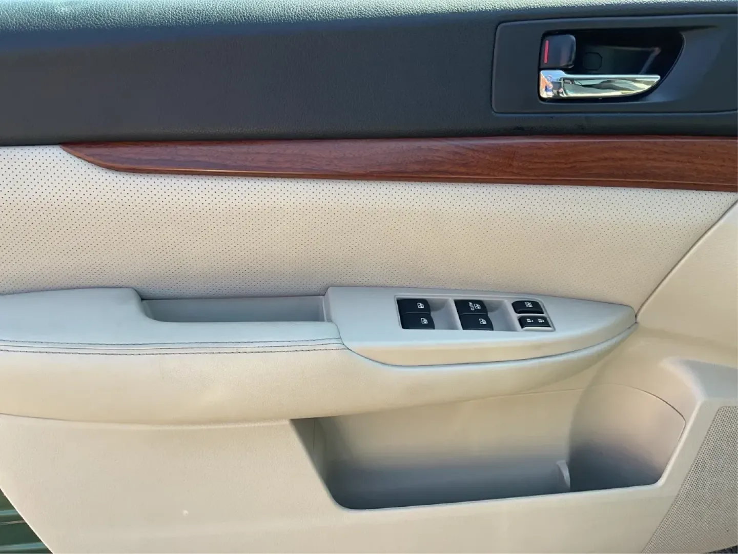 2014 Subaru Outback 2.5i Limited (4S4BRBKC6E3) with an 2.5L H-4 DOHC engine, located at 1184 Kauffman Ave, Fairborn, OH, 45324, (937) 908-9800, 39.807072, -84.030914 - **Adventure Awaits with the 2014 Subaru Outback 2.5i Limited!**<br /> <br /> Are you ready to embrace your adventurous side? The 2014 Subaru Outback 2.5i Limited is the perfect companion for weekend getaways, family road trips, or your daily commute. With its rugged utility body and advanced capabil - Photo#17