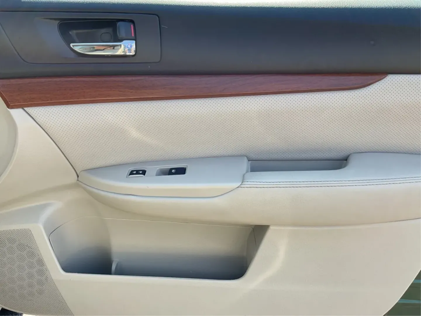 2014 Subaru Outback 2.5i Limited (4S4BRBKC6E3) with an 2.5L H-4 DOHC engine, located at 1184 Kauffman Ave, Fairborn, OH, 45324, (937) 908-9800, 39.807072, -84.030914 - **Adventure Awaits with the 2014 Subaru Outback 2.5i Limited!**<br /> <br /> Are you ready to embrace your adventurous side? The 2014 Subaru Outback 2.5i Limited is the perfect companion for weekend getaways, family road trips, or your daily commute. With its rugged utility body and advanced capabil - Photo#18