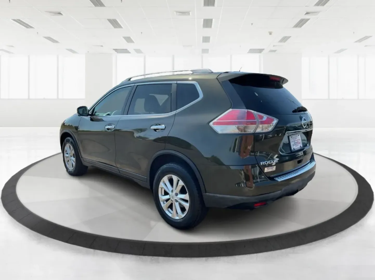 2015 Nissan Rogue SV (5N1AT2MV9FC) with an 2.5L I-4 DOHC engine, located at 4508 South Dixie Dr, Moraine, OH, 45439, (937) 908-9800, 39.689976, -84.218452 - **Adventure Awaits with the 2015 Nissan Rogue SV at Advantage Car and Credit - Moraine!**<br /> <br /> If you're on the hunt for a versatile and reliable SUV that perfectly fits your active lifestyle, look no further than the stunning 2015 Nissan Rogue SV. Whether you're navigating the bustling stre - Photo#4