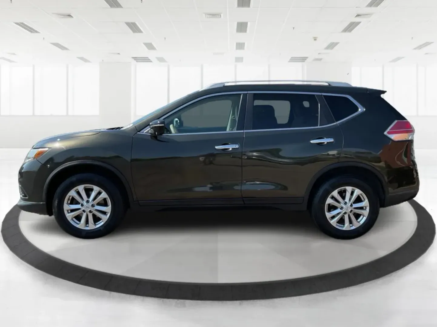 2015 Nissan Rogue SV (5N1AT2MV9FC) with an 2.5L I-4 DOHC engine, located at 4508 South Dixie Dr, Moraine, OH, 45439, (937) 908-9800, 39.689976, -84.218452 - **Adventure Awaits with the 2015 Nissan Rogue SV at Advantage Car and Credit - Moraine!**<br /> <br /> If you're on the hunt for a versatile and reliable SUV that perfectly fits your active lifestyle, look no further than the stunning 2015 Nissan Rogue SV. Whether you're navigating the bustling stre - Photo#5