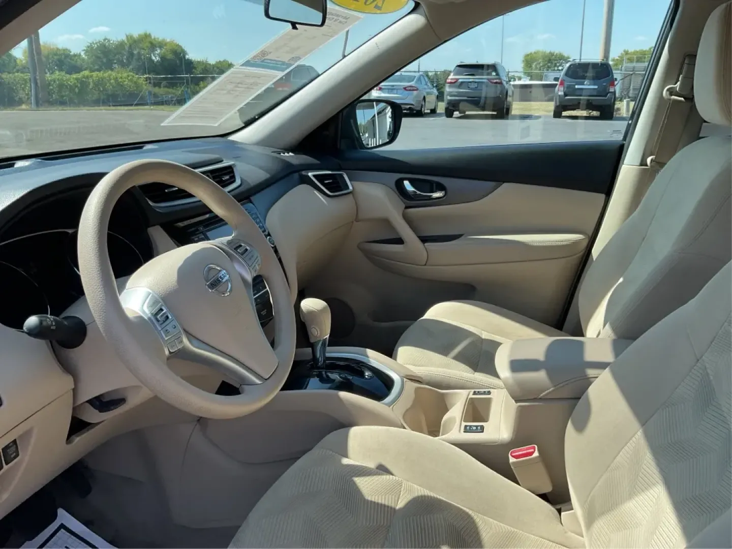 2015 Nissan Rogue SV (5N1AT2MV9FC) with an 2.5L I-4 DOHC engine, located at 4508 South Dixie Dr, Moraine, OH, 45439, (937) 908-9800, 39.689976, -84.218452 - **Adventure Awaits with the 2015 Nissan Rogue SV at Advantage Car and Credit - Moraine!**<br /> <br /> If you're on the hunt for a versatile and reliable SUV that perfectly fits your active lifestyle, look no further than the stunning 2015 Nissan Rogue SV. Whether you're navigating the bustling stre - Photo#9