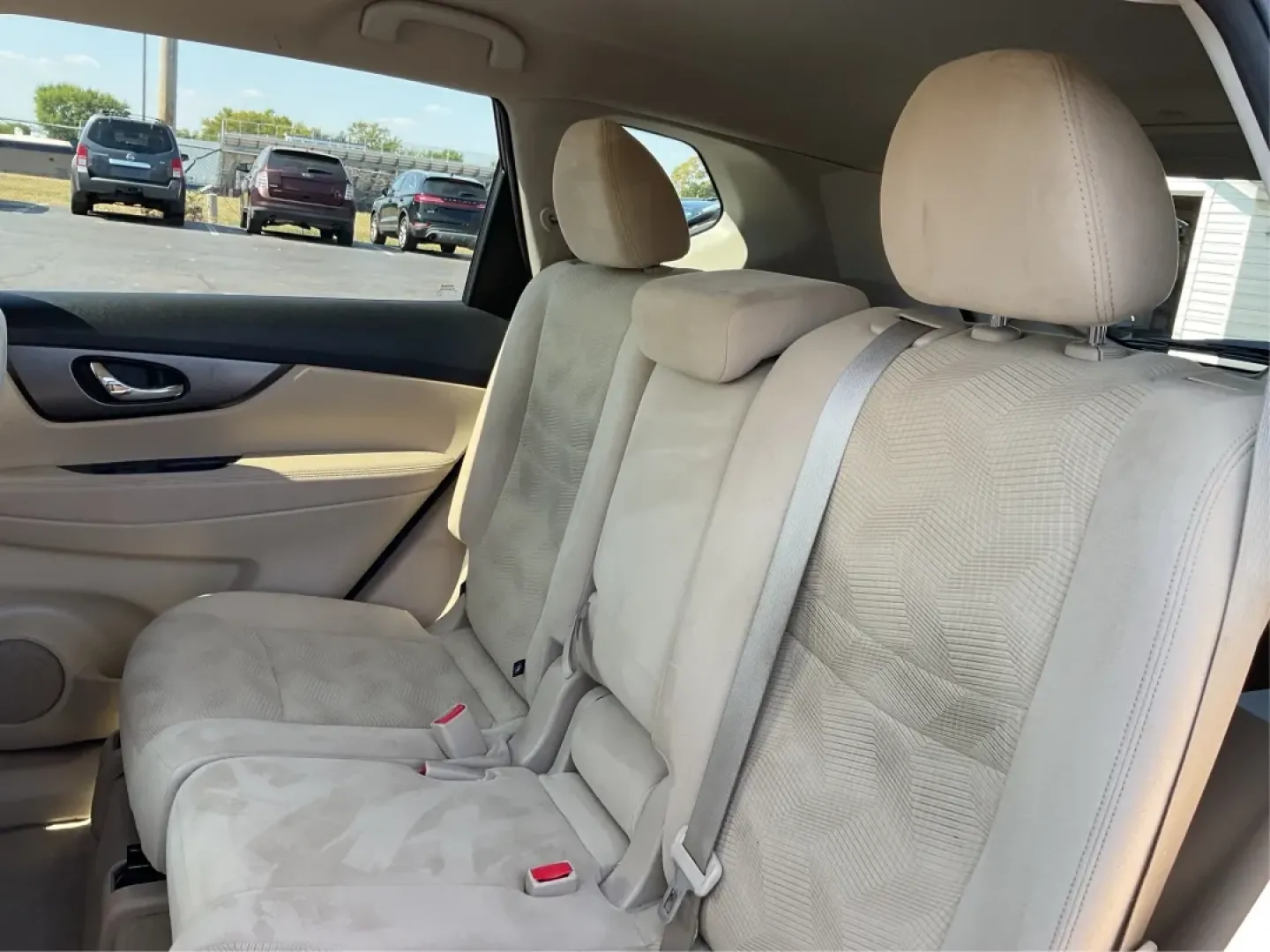 2015 Nissan Rogue SV (5N1AT2MV9FC) with an 2.5L I-4 DOHC engine, located at 4508 South Dixie Dr, Moraine, OH, 45439, (937) 908-9800, 39.689976, -84.218452 - **Adventure Awaits with the 2015 Nissan Rogue SV at Advantage Car and Credit - Moraine!**<br /> <br /> If you're on the hunt for a versatile and reliable SUV that perfectly fits your active lifestyle, look no further than the stunning 2015 Nissan Rogue SV. Whether you're navigating the bustling stre - Photo#10