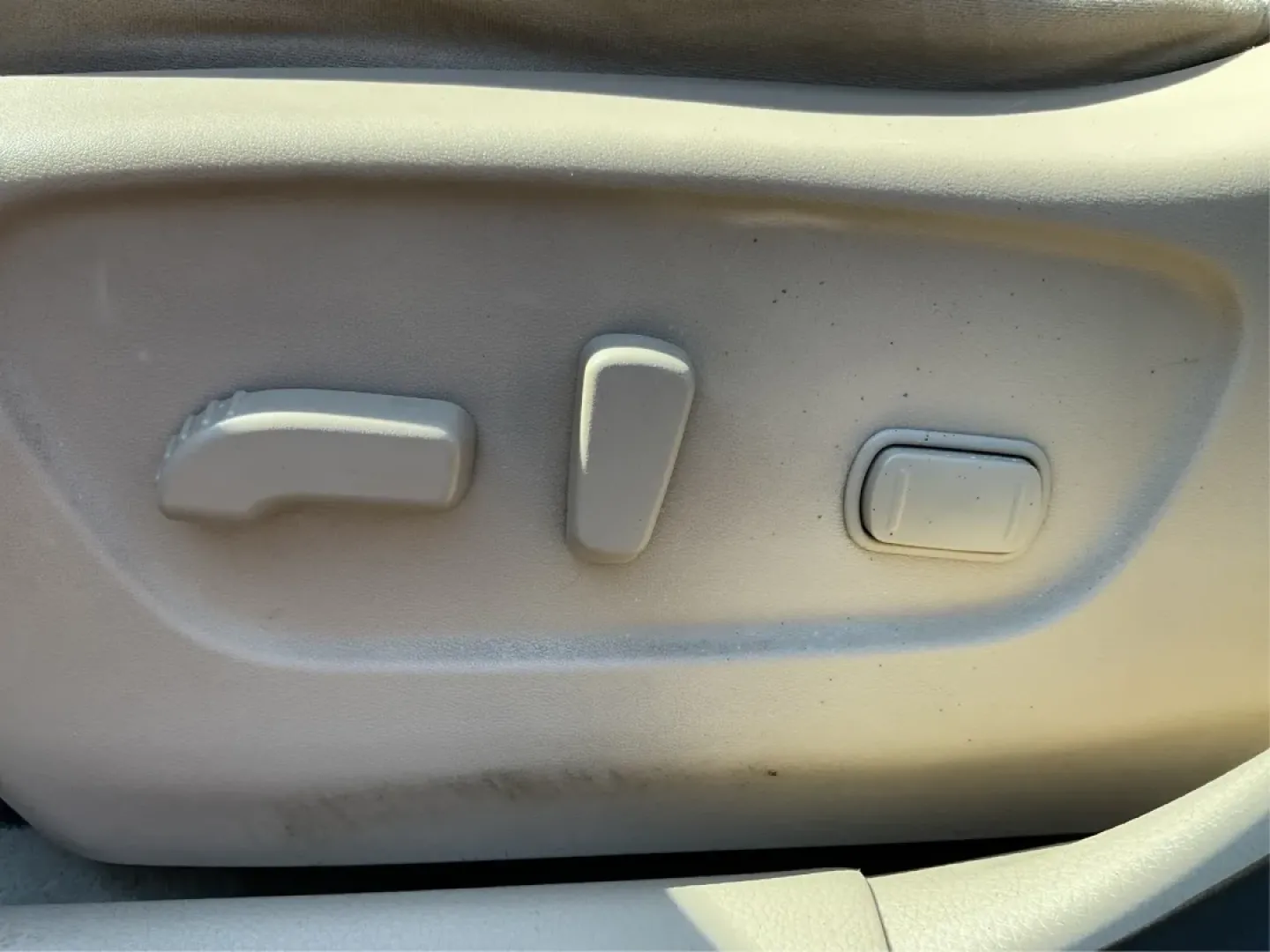 2015 Nissan Rogue SV (5N1AT2MV9FC) with an 2.5L I-4 DOHC engine, located at 4508 South Dixie Dr, Moraine, OH, 45439, (937) 908-9800, 39.689976, -84.218452 - **Adventure Awaits with the 2015 Nissan Rogue SV at Advantage Car and Credit - Moraine!**<br /> <br /> If you're on the hunt for a versatile and reliable SUV that perfectly fits your active lifestyle, look no further than the stunning 2015 Nissan Rogue SV. Whether you're navigating the bustling stre - Photo#17