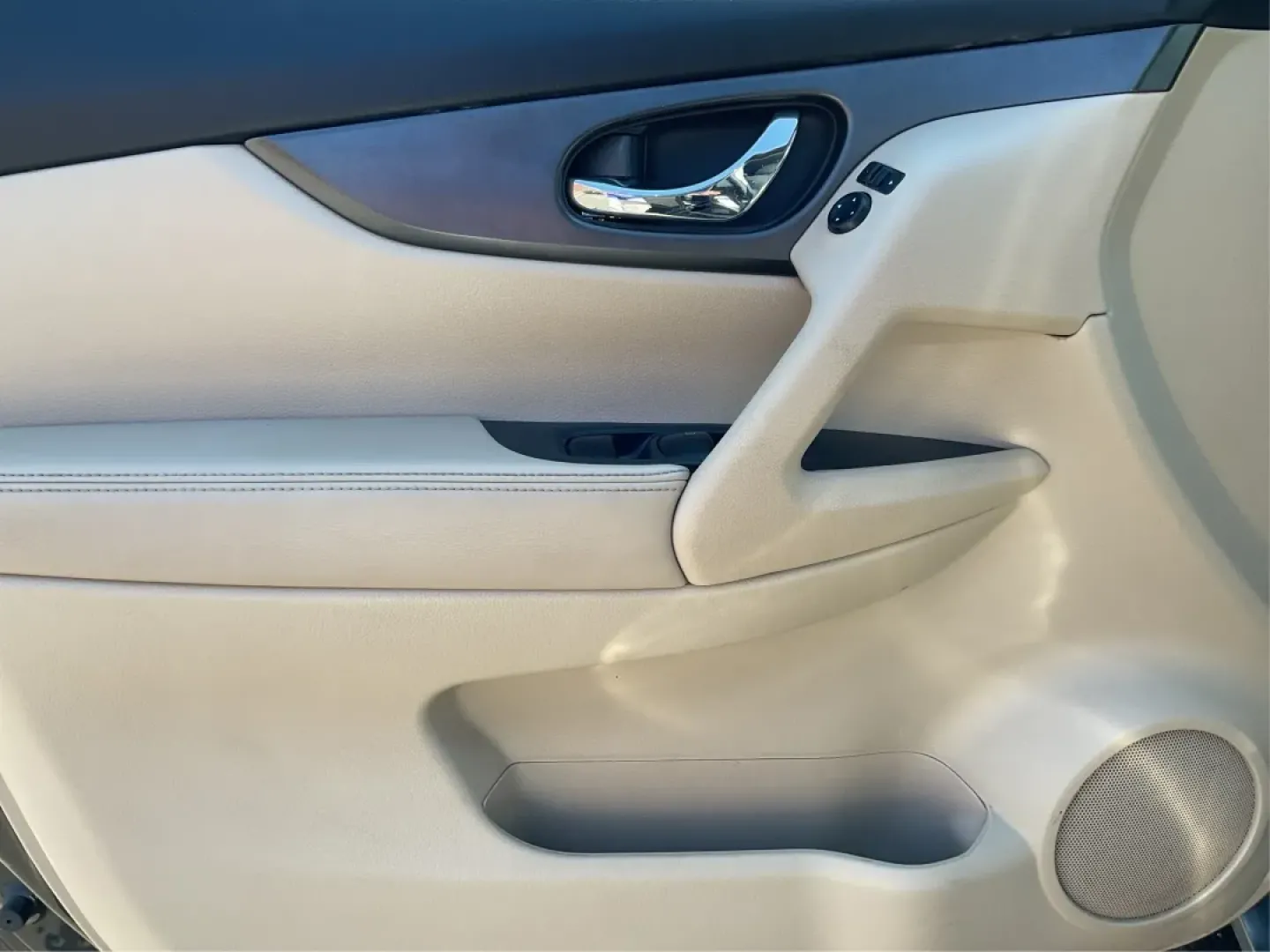 2015 Nissan Rogue SV (5N1AT2MV9FC) with an 2.5L I-4 DOHC engine, located at 4508 South Dixie Dr, Moraine, OH, 45439, (937) 908-9800, 39.689976, -84.218452 - **Adventure Awaits with the 2015 Nissan Rogue SV at Advantage Car and Credit - Moraine!**<br /> <br /> If you're on the hunt for a versatile and reliable SUV that perfectly fits your active lifestyle, look no further than the stunning 2015 Nissan Rogue SV. Whether you're navigating the bustling stre - Photo#18