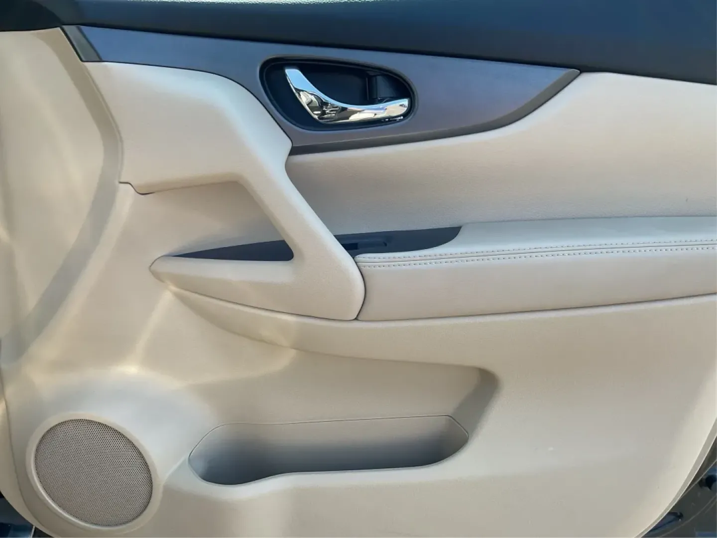 2015 Nissan Rogue SV (5N1AT2MV9FC) with an 2.5L I-4 DOHC engine, located at 4508 South Dixie Dr, Moraine, OH, 45439, (937) 908-9800, 39.689976, -84.218452 - **Adventure Awaits with the 2015 Nissan Rogue SV at Advantage Car and Credit - Moraine!**<br /> <br /> If you're on the hunt for a versatile and reliable SUV that perfectly fits your active lifestyle, look no further than the stunning 2015 Nissan Rogue SV. Whether you're navigating the bustling stre - Photo#19