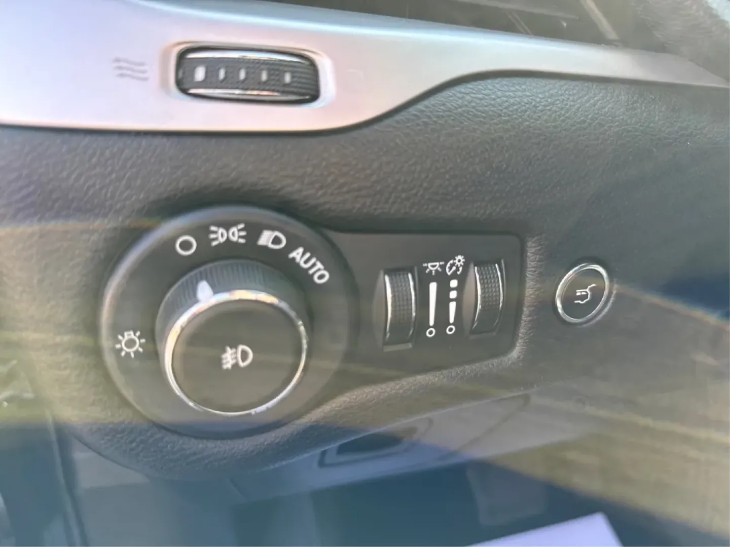 2014 Jeep Cherokee Limited (1C4PJMDS3EW) with an Other engine, located at 1230 East Main St, Xenia, OH, 45385, (937) 908-9800, 39.688026, -83.910172 - ### Explore the Great Outdoors with the 2014 Jeep Cherokee Limited Perfect for Adventurers and Families!<br /> <br /> Are you ready to take your weekend getaways and family road trips to the next level? The 2014 Jeep Cherokee Limited is here to meet your adventurous lifestyle head-on! With its powe - Photo#17