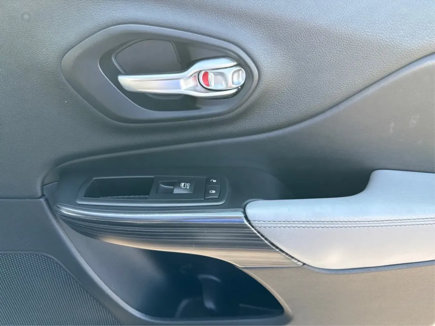 2014 Jeep Cherokee Limited (1C4PJMDS3EW) with an Other engine, located at 1230 East Main St, Xenia, OH, 45385, (937) 908-9800, 39.688026, -83.910172 - ### Explore the Great Outdoors with the 2014 Jeep Cherokee Limited Perfect for Adventurers and Families!<br /> <br /> Are you ready to take your weekend getaways and family road trips to the next level? The 2014 Jeep Cherokee Limited is here to meet your adventurous lifestyle head-on! With its powe - Photo#20