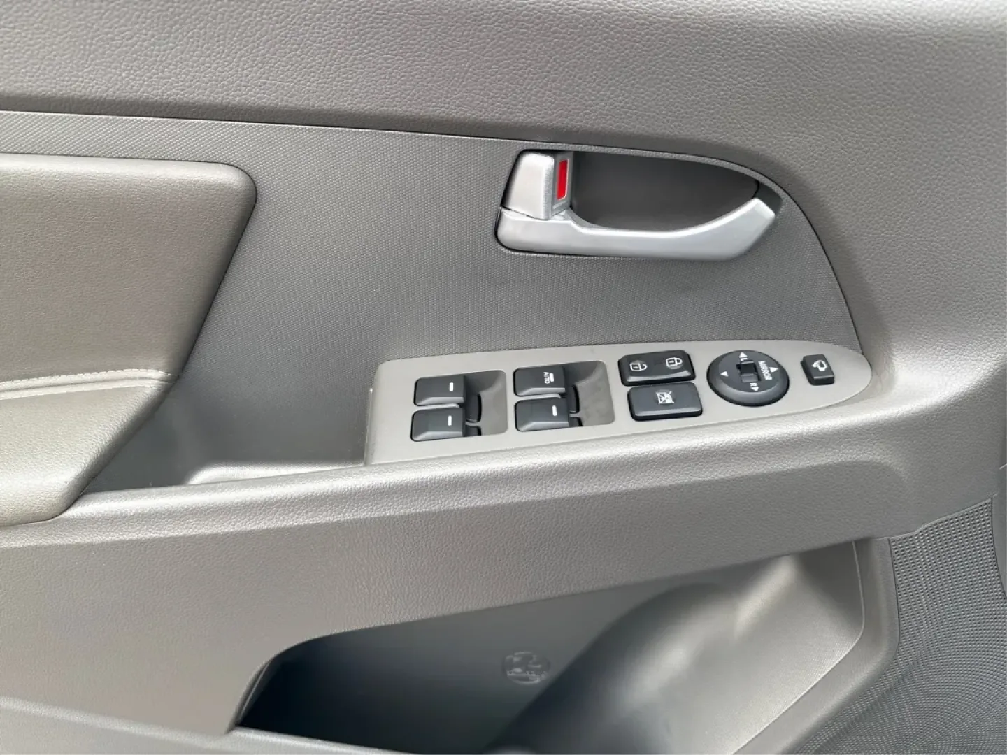 2013 Kia Sportage EX (KNDPCCA24D7) with an 2.4L I-4 DOHC engine, located at 1099 N County Rd 25A, Troy, OH, 45373, (937) 908-9800, 40.057079, -84.212883 - **Discover the Perfect Crossover for Your Active Lifestyle: 2013 Kia Sportage EX at Advantage Car and Credit in Troy, OH!**<br /> <br /> Are you ready to elevate your adventures? The 2013 Kia Sportage EX is a versatile crossover designed for families on the go, weekend warriors, or anyone looking to - Photo#19