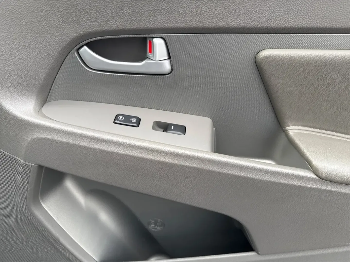 2013 Kia Sportage EX (KNDPCCA24D7) with an 2.4L I-4 DOHC engine, located at 1099 N County Rd 25A, Troy, OH, 45373, (937) 908-9800, 40.057079, -84.212883 - **Discover the Perfect Crossover for Your Active Lifestyle: 2013 Kia Sportage EX at Advantage Car and Credit in Troy, OH!**<br /> <br /> Are you ready to elevate your adventures? The 2013 Kia Sportage EX is a versatile crossover designed for families on the go, weekend warriors, or anyone looking to - Photo#20