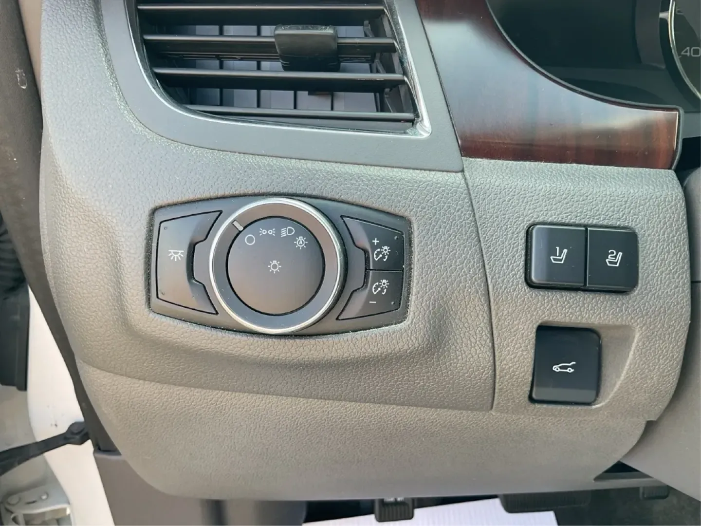 2014 Ford Edge Limited (2FMDK3KCXEB) with an Other engine, located at 1230 East Main St, Xenia, OH, 45385, (937) 908-9800, 39.688026, -83.910172 - **Unleash Your Adventurous Side with the 2014 Ford Edge Limited - Perfect for Family Road Trips and Weekend Getaways!**<br /> <br /> Are you ready to elevate your driving experience? Look no further than this stunning 2014 Ford Edge Limited, available exclusively at Advantage Car and Credit in Xenia - Photo#17