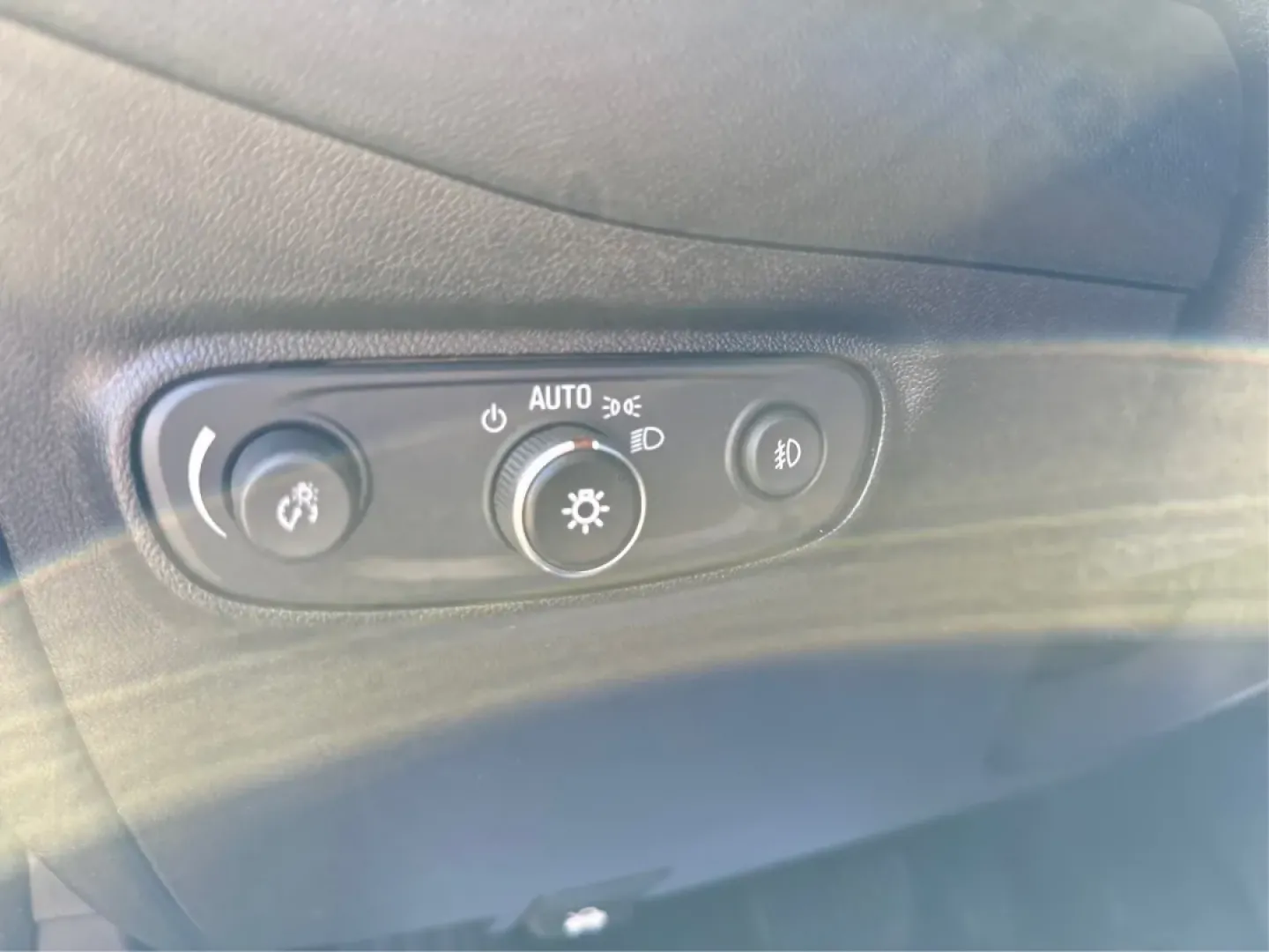 2018 Chevrolet Equinox Premier (2GNAXVEV0J6) with an 1.5L I-4 gasoline direct injection engine, located at 880 E. National Road, Vandalia, OH, 45377, (937) 908-9800, 39.891918, -84.183594 - **Discover Your Next Adventure with the 2018 Chevrolet Equinox at Advantage Car and Credit - Vandalia!**<br /> <br /> Are you ready to elevate your driving experience and embrace a lifestyle filled with excitement and exploration? Look no further than our stunning 2018 Chevrolet Equinox Premier at A - Photo#17