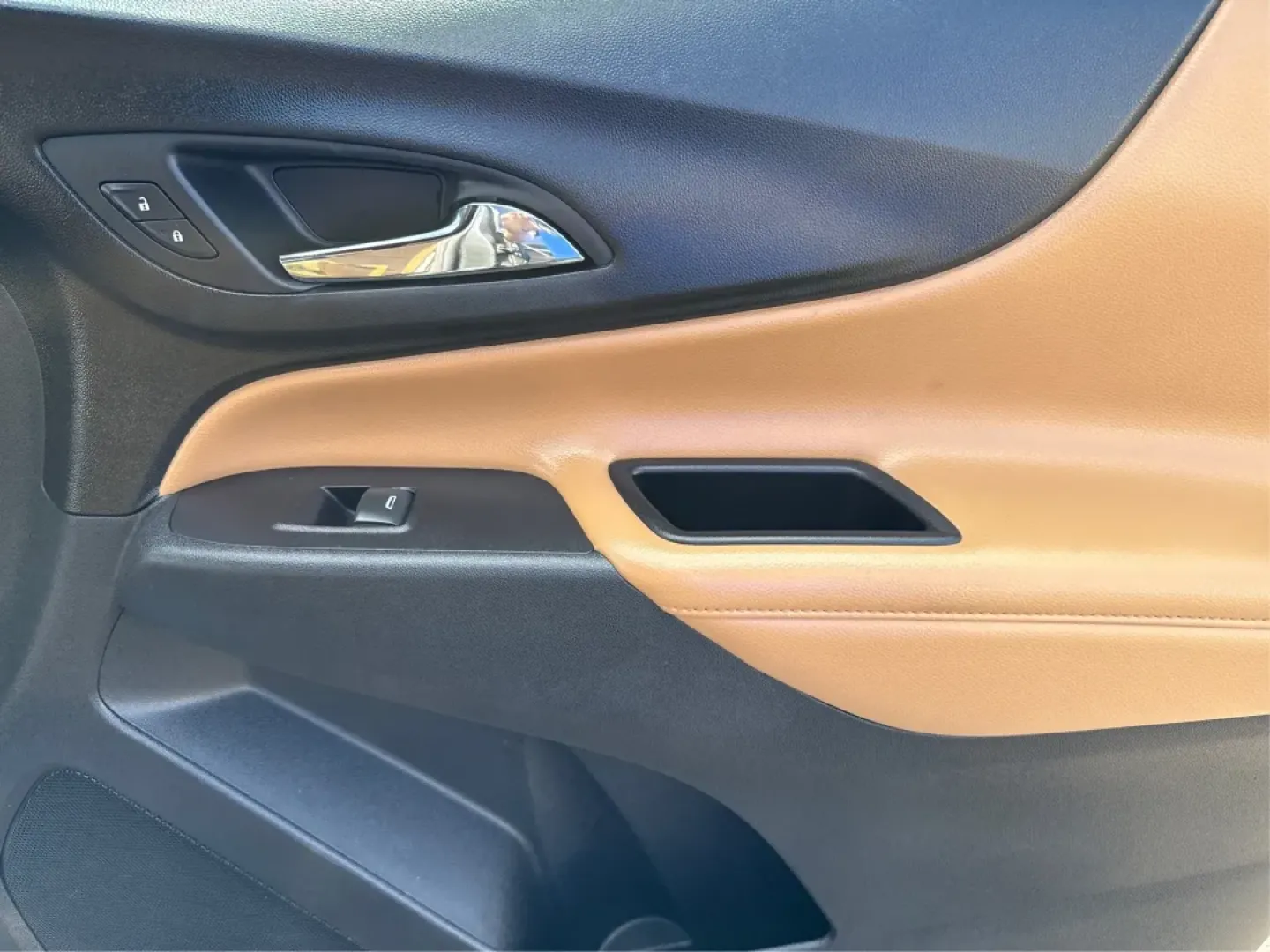 2018 Chevrolet Equinox Premier (2GNAXVEV0J6) with an 1.5L I-4 gasoline direct injection engine, located at 880 E. National Road, Vandalia, OH, 45377, (937) 908-9800, 39.891918, -84.183594 - **Discover Your Next Adventure with the 2018 Chevrolet Equinox at Advantage Car and Credit - Vandalia!**<br /> <br /> Are you ready to elevate your driving experience and embrace a lifestyle filled with excitement and exploration? Look no further than our stunning 2018 Chevrolet Equinox Premier at A - Photo#20