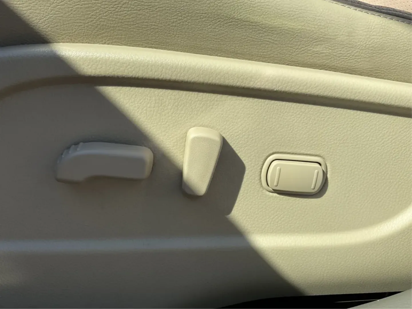 2014 Nissan Murano SL (JN8AZ1MW9EW) with an 3.5L V-6 DOHC engine, located at 880 E. National Road, Vandalia, OH, 45377, (937) 908-9800, 39.891918, -84.183594 - **Elevate Your Lifestyle with the 2014 Nissan Murano SL Perfect for All Your Adventures!**<br /> <br /> If you're on the hunt for a versatile SUV that seamlessly fits into your busy lifestyle, look no further than the stunning 2014 Nissan Murano SL. Whether you're making school runs, embarking on w - Photo#17