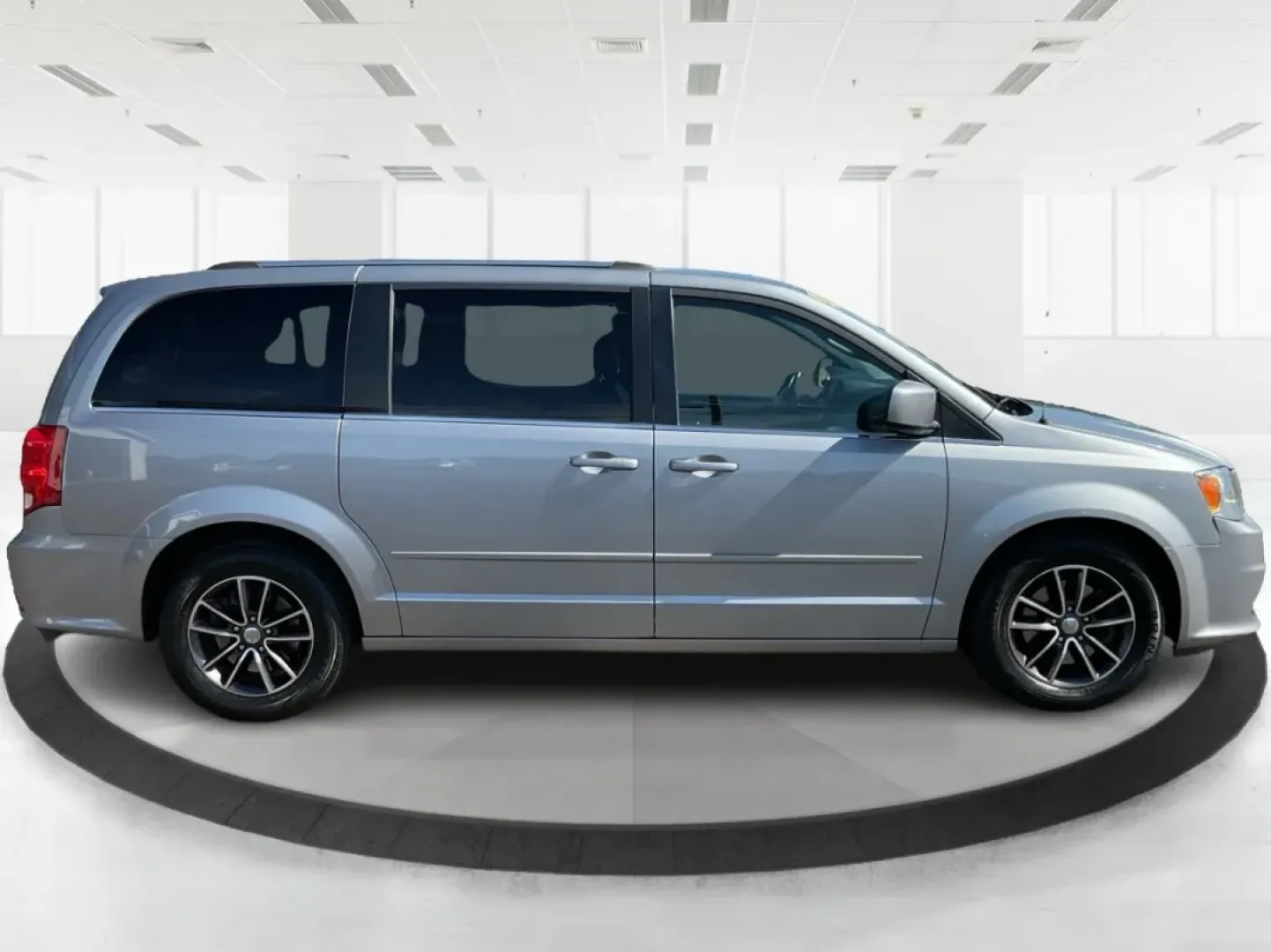 2017 Dodge Grand Caravan SXT (2C4RDGCG5HR) with an Pentastar 3.6L V-6 DOHC engine, located at 1230 East Main St, Xenia, OH, 45385, (937) 908-9800, 39.688026, -83.910172 - **Adventure Awaits with the 2017 Dodge Grand Caravan SXT in Fairborn, OH!**<br /> <br /> Are you looking for the perfect vehicle to accommodate your growing family or to embark on weekend adventures? Look no further! The 2017 Dodge Grand Caravan SXT is designed for those who prioritize space, comfor - Photo#1