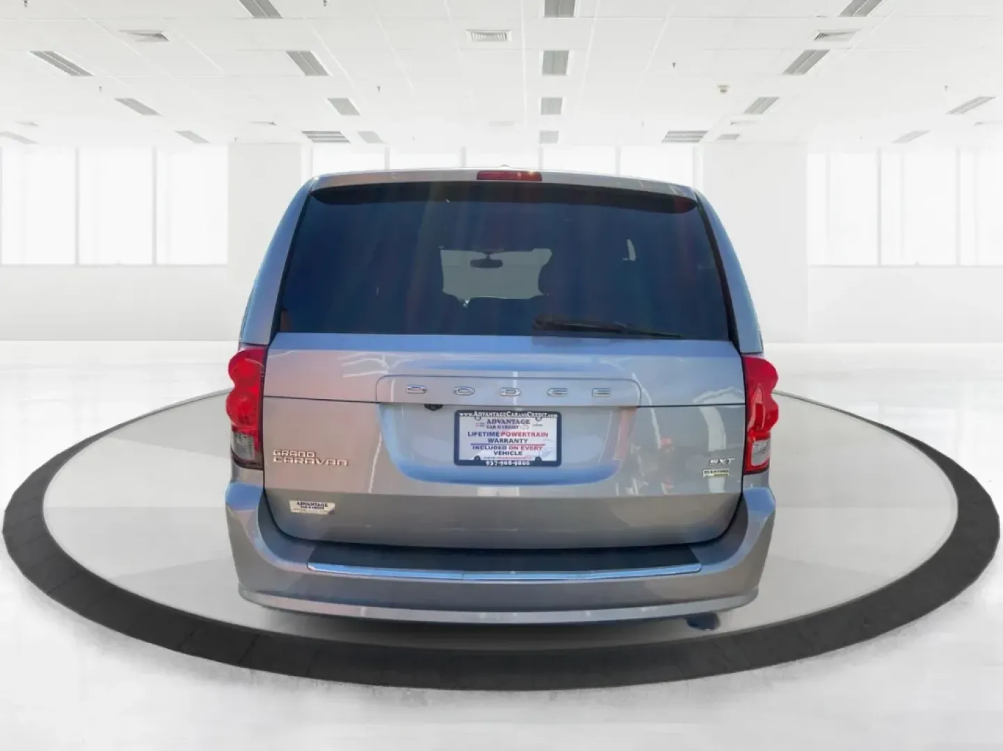 2017 Dodge Grand Caravan SXT (2C4RDGCG5HR) with an Pentastar 3.6L V-6 DOHC engine, located at 1230 East Main St, Xenia, OH, 45385, (937) 908-9800, 39.688026, -83.910172 - **Adventure Awaits with the 2017 Dodge Grand Caravan SXT in Fairborn, OH!**<br /> <br /> Are you looking for the perfect vehicle to accommodate your growing family or to embark on weekend adventures? Look no further! The 2017 Dodge Grand Caravan SXT is designed for those who prioritize space, comfor - Photo#3