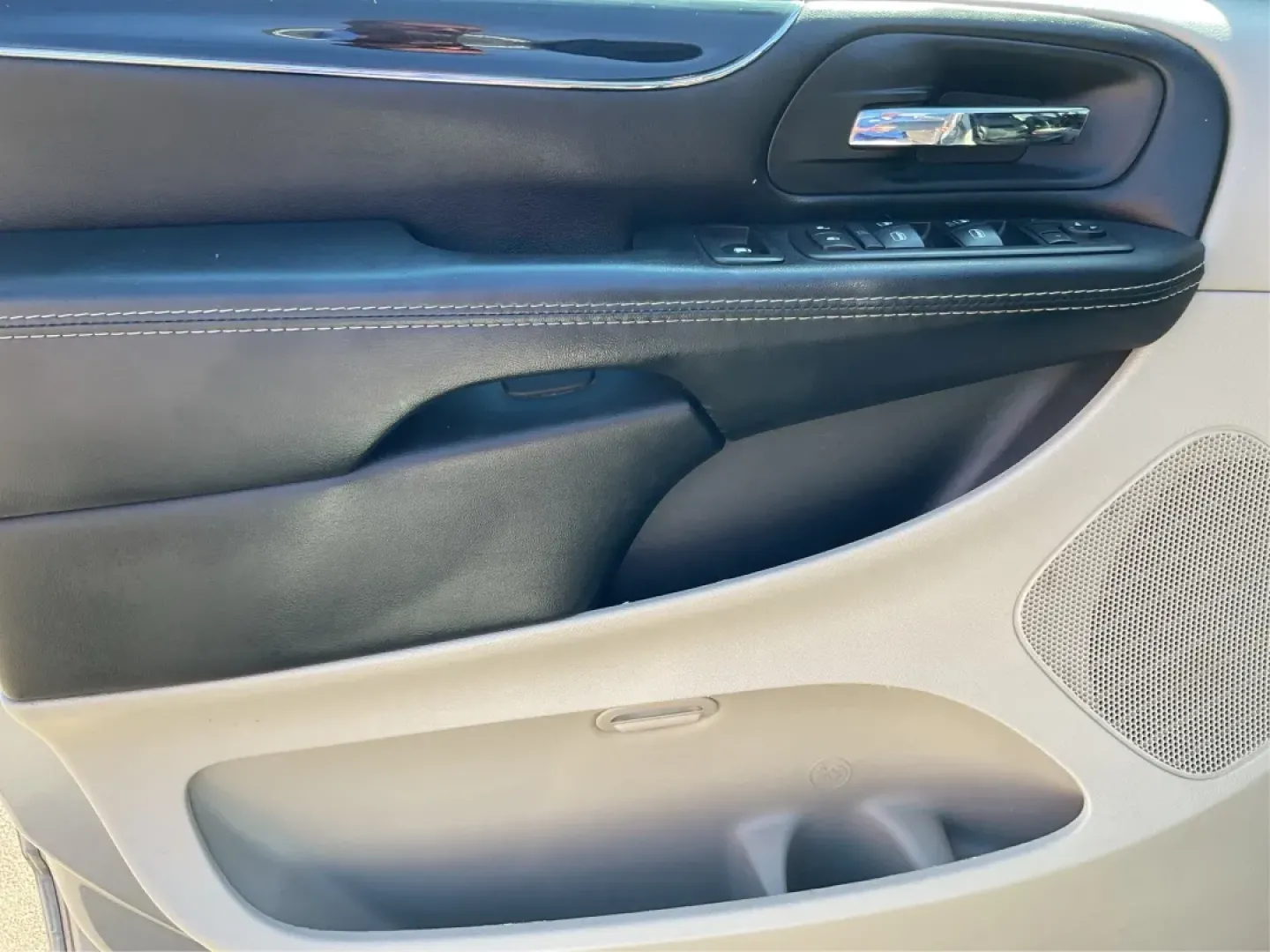 2017 Dodge Grand Caravan SXT (2C4RDGCG5HR) with an Pentastar 3.6L V-6 DOHC engine, located at 1230 East Main St, Xenia, OH, 45385, (937) 908-9800, 39.688026, -83.910172 - **Adventure Awaits with the 2017 Dodge Grand Caravan SXT in Fairborn, OH!**<br /> <br /> Are you looking for the perfect vehicle to accommodate your growing family or to embark on weekend adventures? Look no further! The 2017 Dodge Grand Caravan SXT is designed for those who prioritize space, comfor - Photo#19