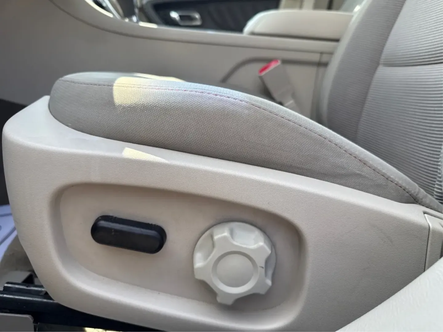 2011 Ford Taurus SEL (1FAHP2EW3BG) with an Duratec 3.5L V-6 DOHC engine, located at 880 E. National Road, Vandalia, OH, 45377, (937) 908-9800, 39.891918, -84.183594 - Experience the perfect blend of comfort, style, and reliability with the 2011 Ford Taurus SEL, a sedan that is truly designed for modern life. Whether you're commuting to work, transporting your growing family, or heading out for weekend adventures, this vehicle caters to a variety of lifestyles. Av - Photo#18