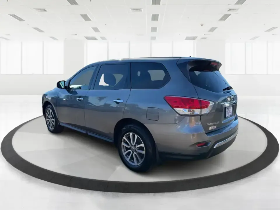 2015 Nissan Pathfinder S (5N1AR2MM5FC) with an 3.5L V-6 DOHC engine, Continuously Variable Transmission transmission, located at 4508 South Dixie Dr, Moraine, OH, 45439, (937) 908-9800, 39.689976, -84.218452 - **Adventure Awaits with the 2015 Nissan Pathfinder at Advantage Car and Credit - Riverside!**<br /> <br /> Are you ready to elevate your family's adventures or weekend getaways? The 2015 Nissan Pathfinder, now available at Advantage Car and Credit in Riverside, OH, is the perfect vehicle to accompan - Photo#4