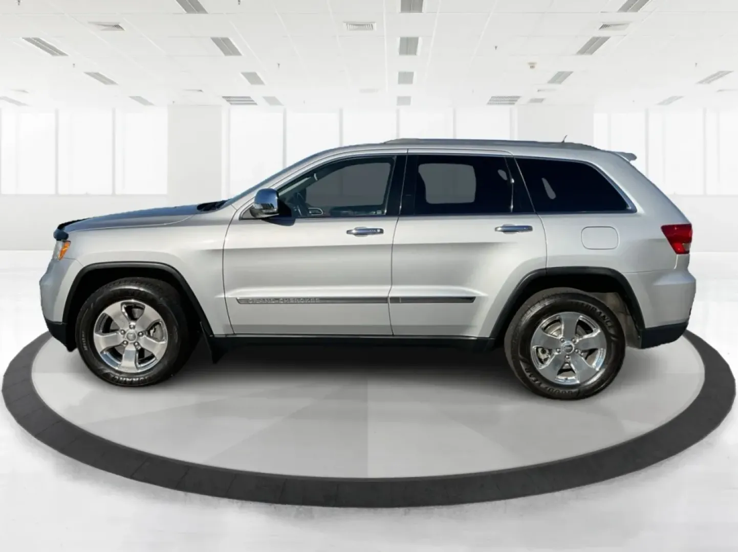 2011 Jeep Grand Cherokee Limited (1J4RR5GT0BC) with an Other engine, located at 1099 N County Rd 25A, Troy, OH, 45373, (937) 908-9800, 40.057079, -84.212883 - Discover the ultimate adventure companion waiting for you at Advantage Car and Credit - Troy, located at 1099 N County Rd 25A, Troy, OH 45373. Our **2011 Jeep Grand Cherokee Limited** is designed for those who crave exploration without sacrificing comfort. Ideal for weekend getaways, this SUV seamle - Photo#5