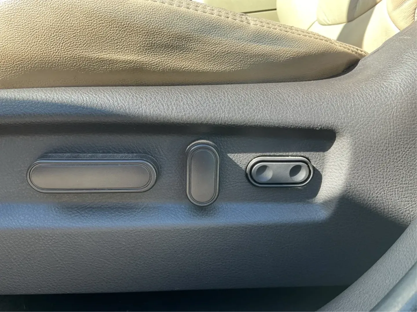 2012 Hyundai Santa Fe Limited V6 (5XYZK4AGXCG) with an 3.5L V-6 DOHC engine, located at 880 E. National Road, Vandalia, OH, 45377, (937) 908-9800, 39.891918, -84.183594 - **Adventure Awaits with This 2012 Hyundai Santa Fe Limited V6!**<br /> <br /> If you're in the market for a reliable SUV that effortlessly blends style, comfort, and capability, look no further than this stunning 2012 Hyundai Santa Fe Limited V6. Perfect for growing families, weekend adventures, or - Photo#16