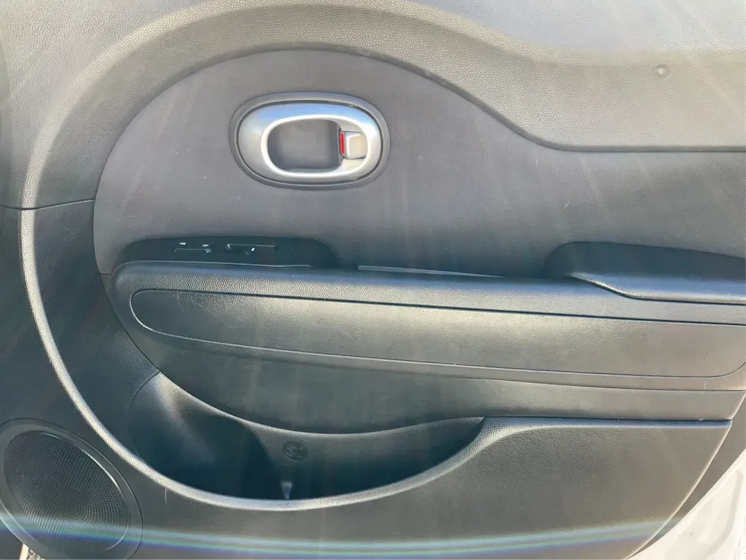 2015 Kia Soul Base (KNDJN2A21F7) with an Other engine, located at 1099 N County Rd 25A, Troy, OH, 45373, (937) 908-9800, 40.057079, -84.212883 - 2015 Kia Soul Base - Photo#18