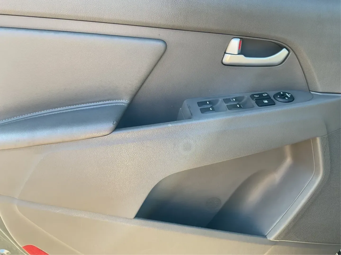 2014 Kia Sportage LX AWD (KNDPBCAC8E7) with an 2.4L V6 DOHC 24V engine, 6-Speed Automatic transmission, located at 4508 South Dixie Dr, Moraine, OH, 45439, (937) 908-9800, 39.689976, -84.218452 - **Adventure Awaits with the 2014 Kia Sportage LX AWD - Your Perfect Crossover Companion!**<br /> <br /> Imagine hitting the open road, whether you're embarking on a scenic weekend getaway or navigating through your daily commute. The 2014 Kia Sportage LX AWD is designed for those who crave versatili - Photo#17