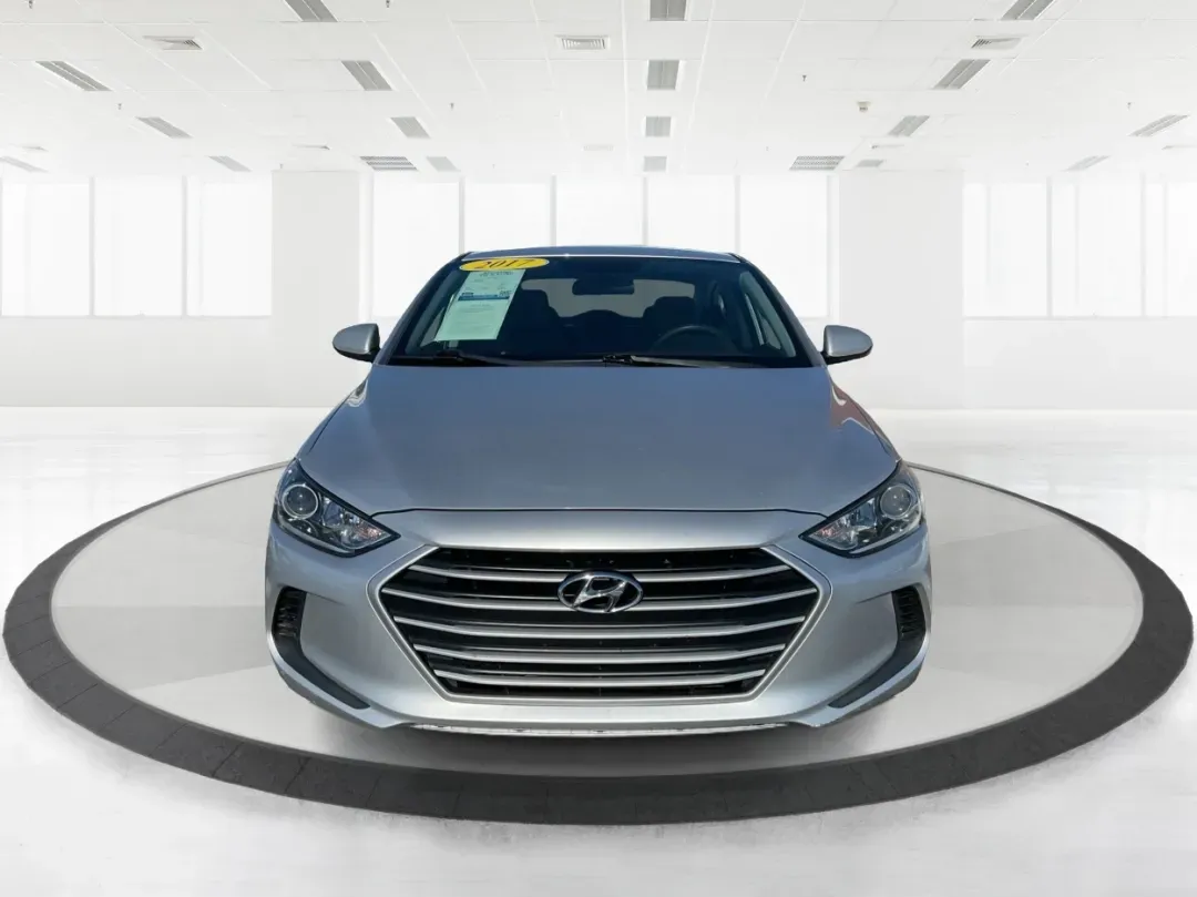 2017 Hyundai Elantra SE (5NPD84LF2HH) with an Nu 2L I-4 DOHC engine, located at 1230 East Main St, Xenia, OH, 45385, (937) 908-9800, 39.688026, -83.910172 - Discover your next adventure with the 2017 Hyundai Elantra SE, available now at Advantage Car and Credit - Piqua! This stylish sedan is perfect for budget-conscious buyers looking for a reliable vehicle that effortlessly blends comfort, performance, and technology. Whether you're commuting to work, - Photo#7