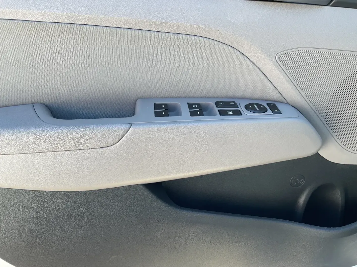 2017 Hyundai Elantra SE (5NPD84LF2HH) with an Nu 2L I-4 DOHC engine, 6A transmission, located at 1230 East Main St, Xenia, OH, 45385, (937) 908-9800, 39.688026, -83.910172 - Discover your next adventure with the 2017 Hyundai Elantra SE, available now at Advantage Car and Credit - Piqua! This stylish sedan is perfect for budget-conscious buyers looking for a reliable vehicle that effortlessly blends comfort, performance, and technology. Whether you're commuting to work, - Photo#17