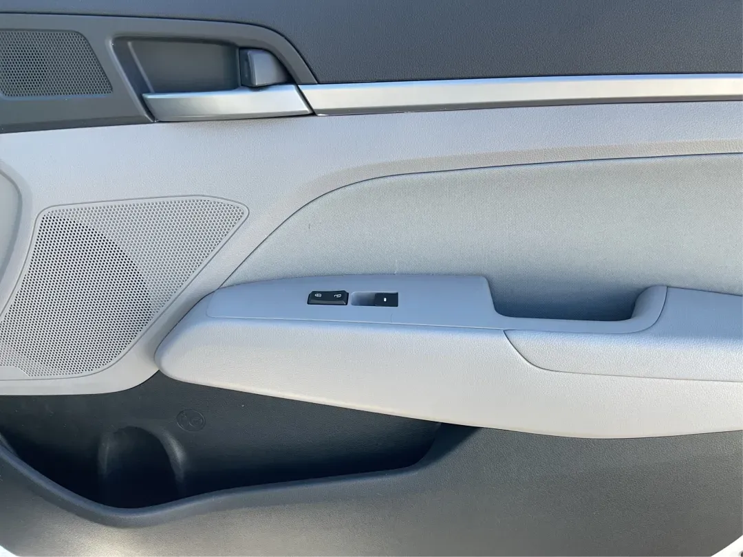 2017 Hyundai Elantra SE (5NPD84LF2HH) with an Nu 2L I-4 DOHC engine, located at 1230 East Main St, Xenia, OH, 45385, (937) 908-9800, 39.688026, -83.910172 - Discover your next adventure with the 2017 Hyundai Elantra SE, available now at Advantage Car and Credit - Piqua! This stylish sedan is perfect for budget-conscious buyers looking for a reliable vehicle that effortlessly blends comfort, performance, and technology. Whether you're commuting to work, - Photo#18