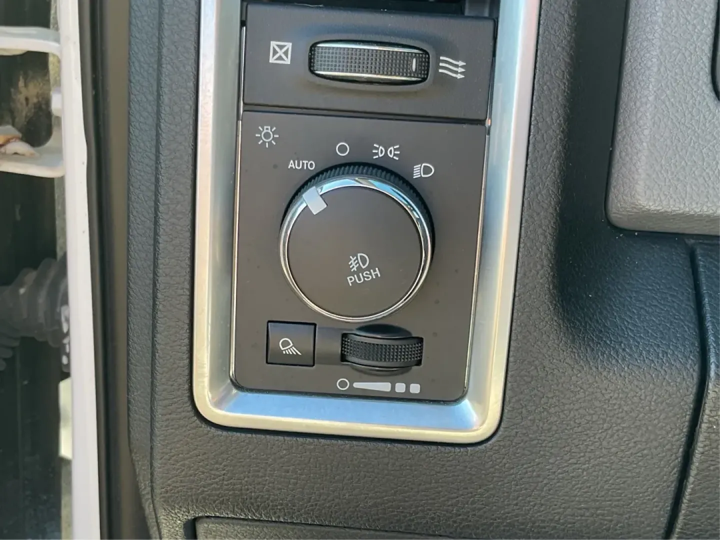 2019 Ram 1500 Big Horn Crew Cab 4x4 5'7 Box (1C6RR7LT9KS) with an HEMI 5.7L V-8 variable valve control engine, located at 8750 N County Rd 25A, Piqua, OH, 45356, (937) 908-9800, 40.164391, -84.232513 - **Elevate Your Adventures with the 2019 Ram 1500 Big Horn Crew Cab!** <br /> <br /> Are you ready to take on the world with a vehicle that perfectly balances work and play? The 2019 Ram 1500 Big Horn Crew Cab is the ultimate truck for those who crave both functionality and style. Whether you're load - Photo#16